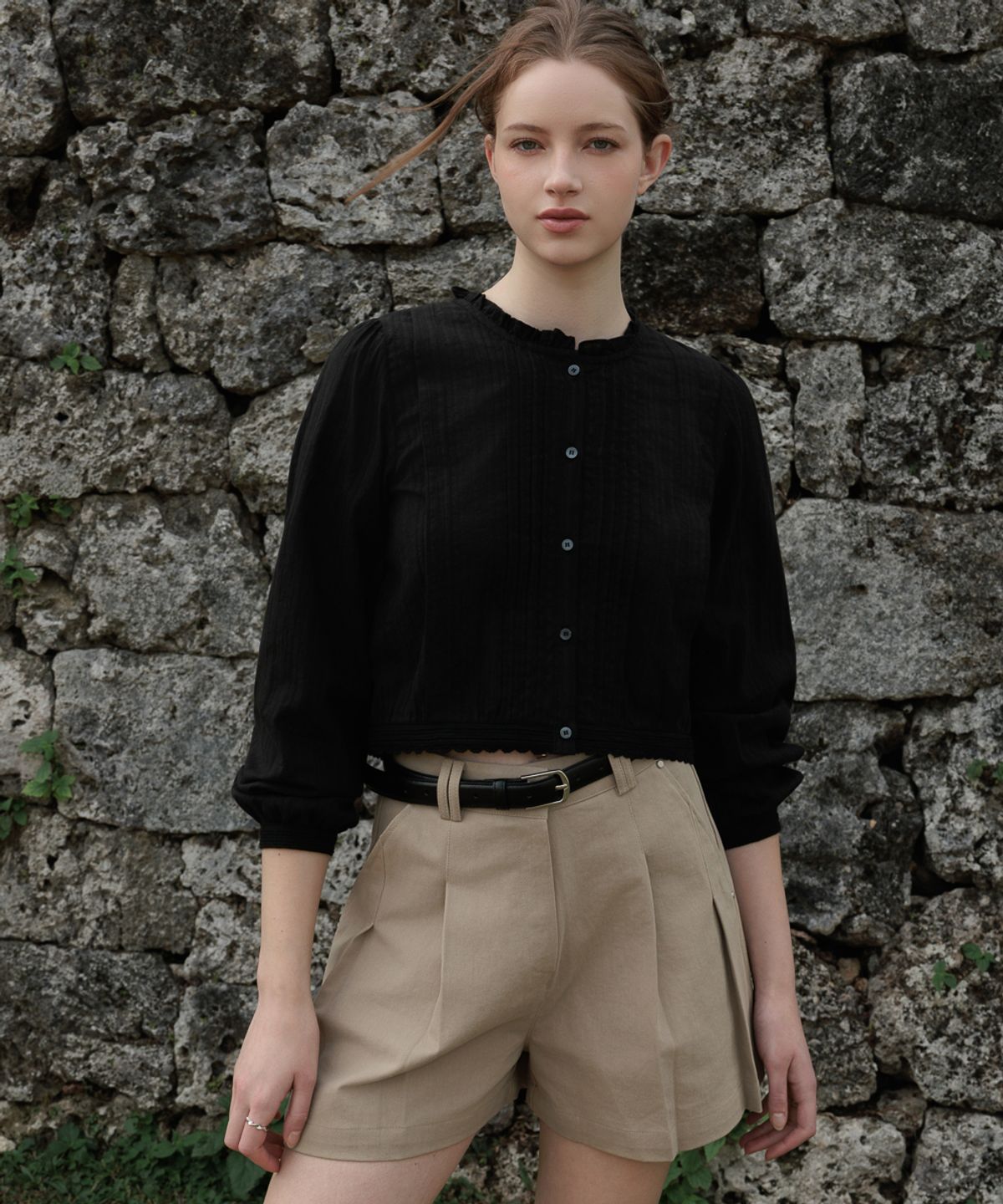 드헤베(DEHEVE) Round Neck Frill Blouse [Black]
