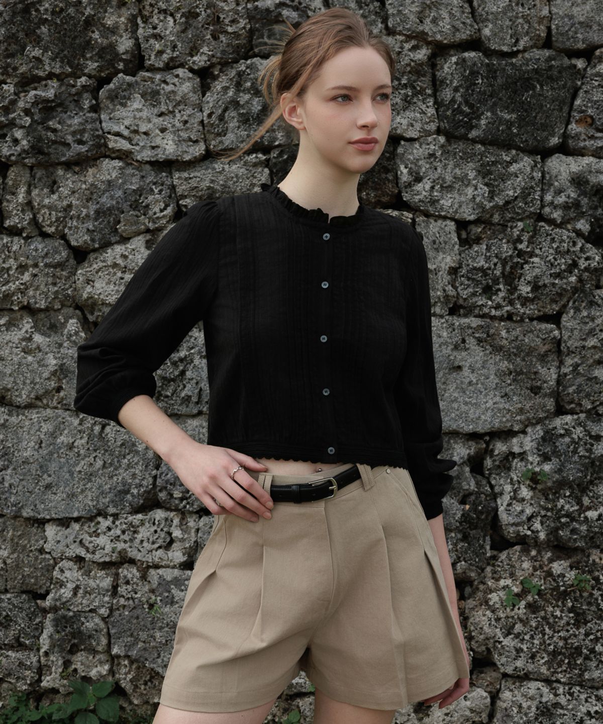 드헤베(DEHEVE) Round Neck Frill Blouse [Black]