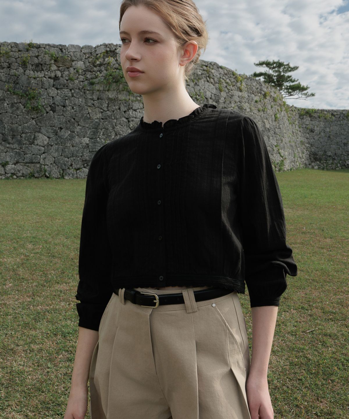 드헤베(DEHEVE) Round Neck Frill Blouse [Black]