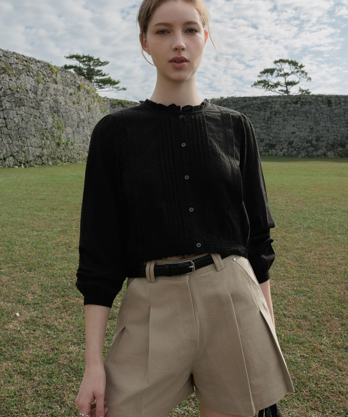 드헤베(DEHEVE) Round Neck Frill Blouse [Black]