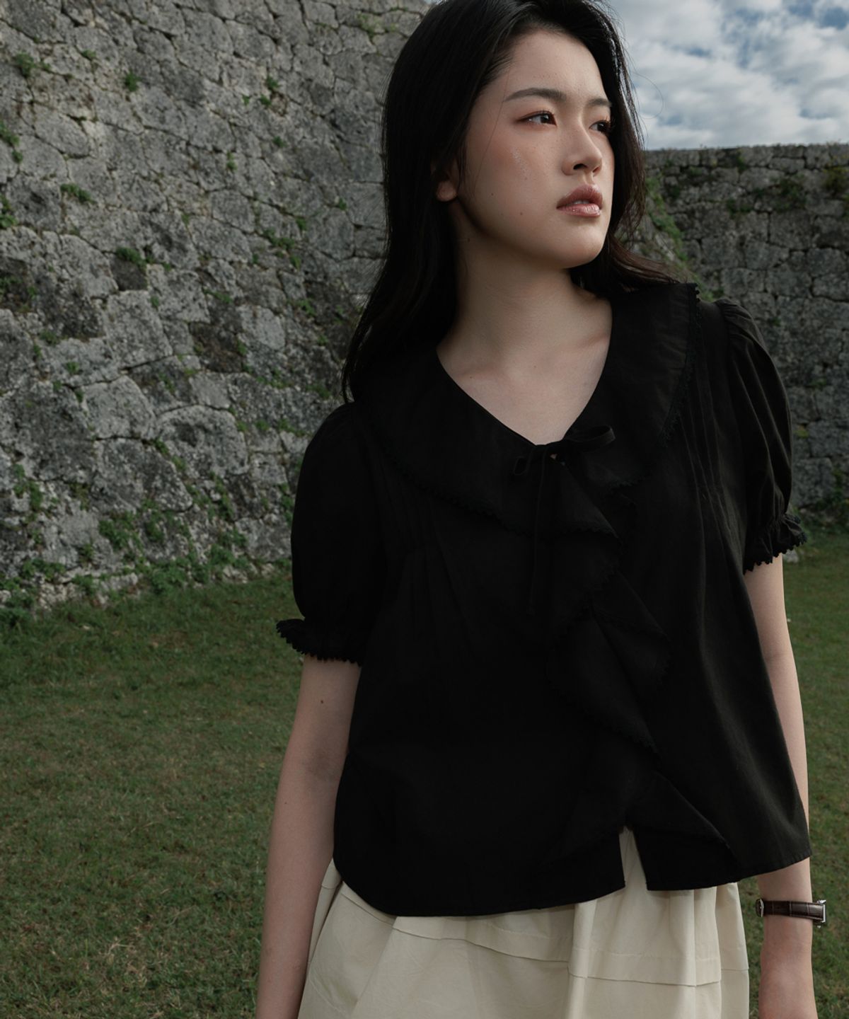 드헤베(DEHEVE) Puff Sleeve Ruffle Blouse [Black]