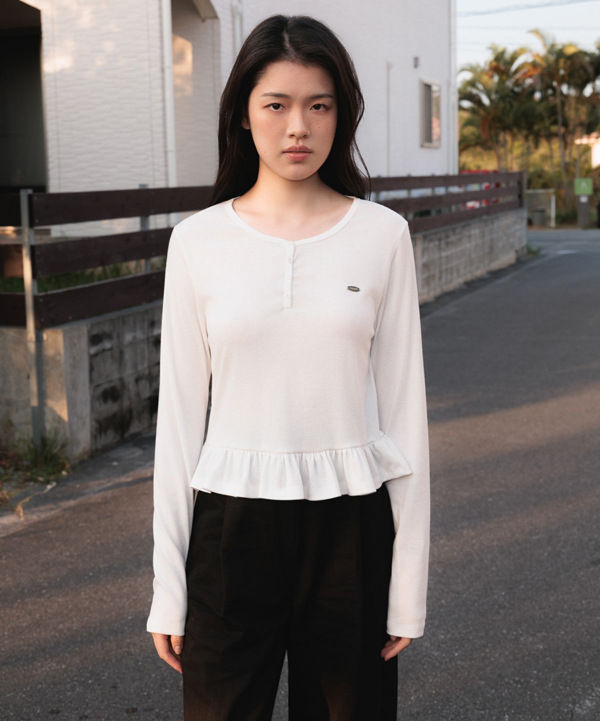 드헤베(DEHEVE) Frill Henley Neck Long Sleeve [Ivory]
