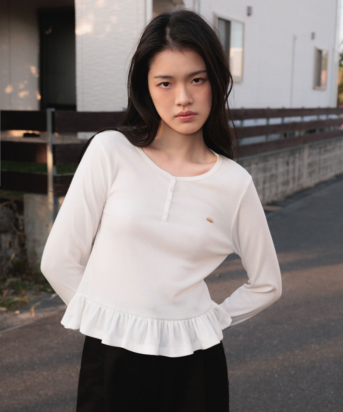 드헤베(DEHEVE) Frill Henley Neck Long Sleeve [Ivory]