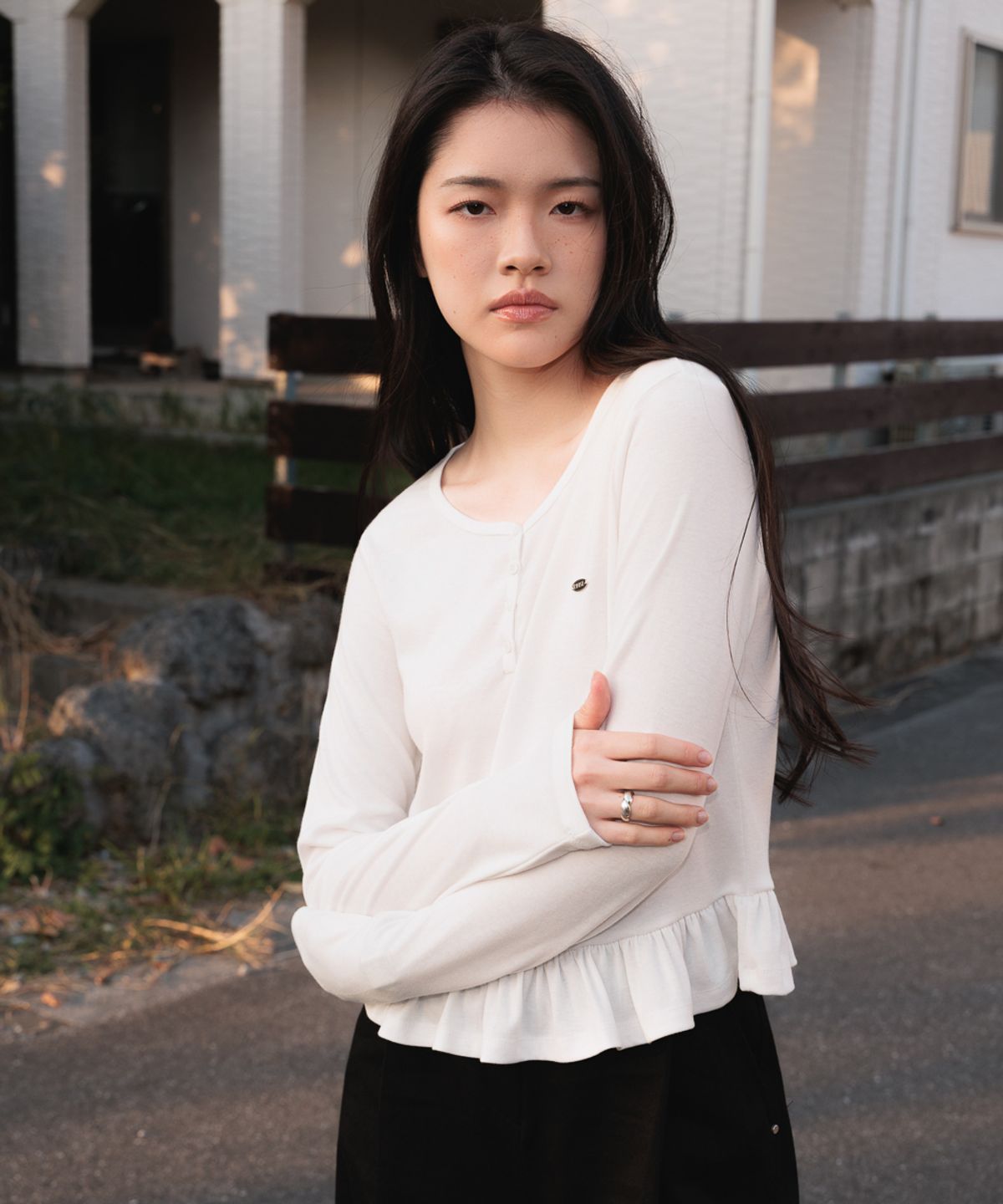 드헤베(DEHEVE) Frill Henley Neck Long Sleeve [Ivory]