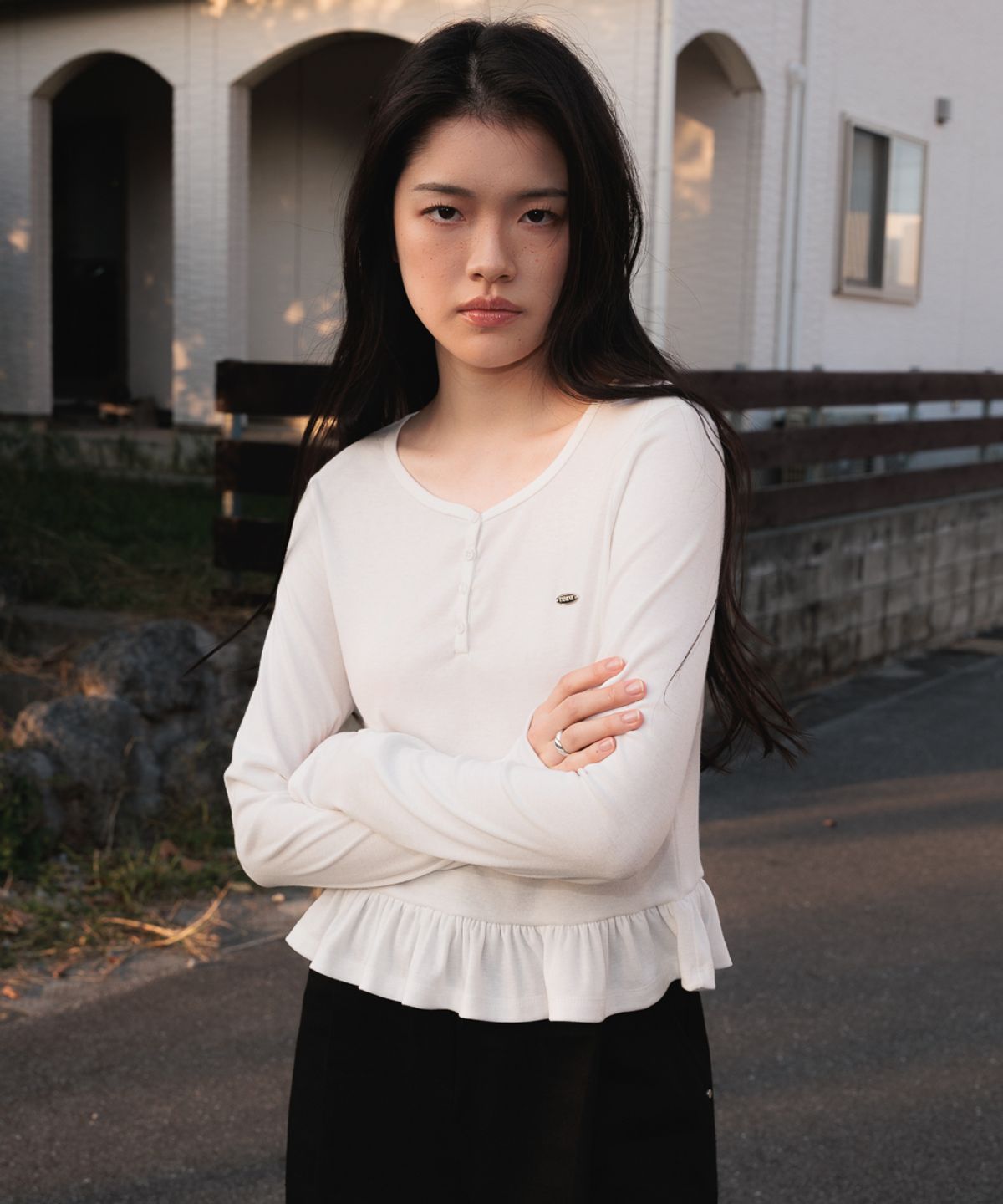 드헤베(DEHEVE) Frill Henley Neck Long Sleeve [Ivory]