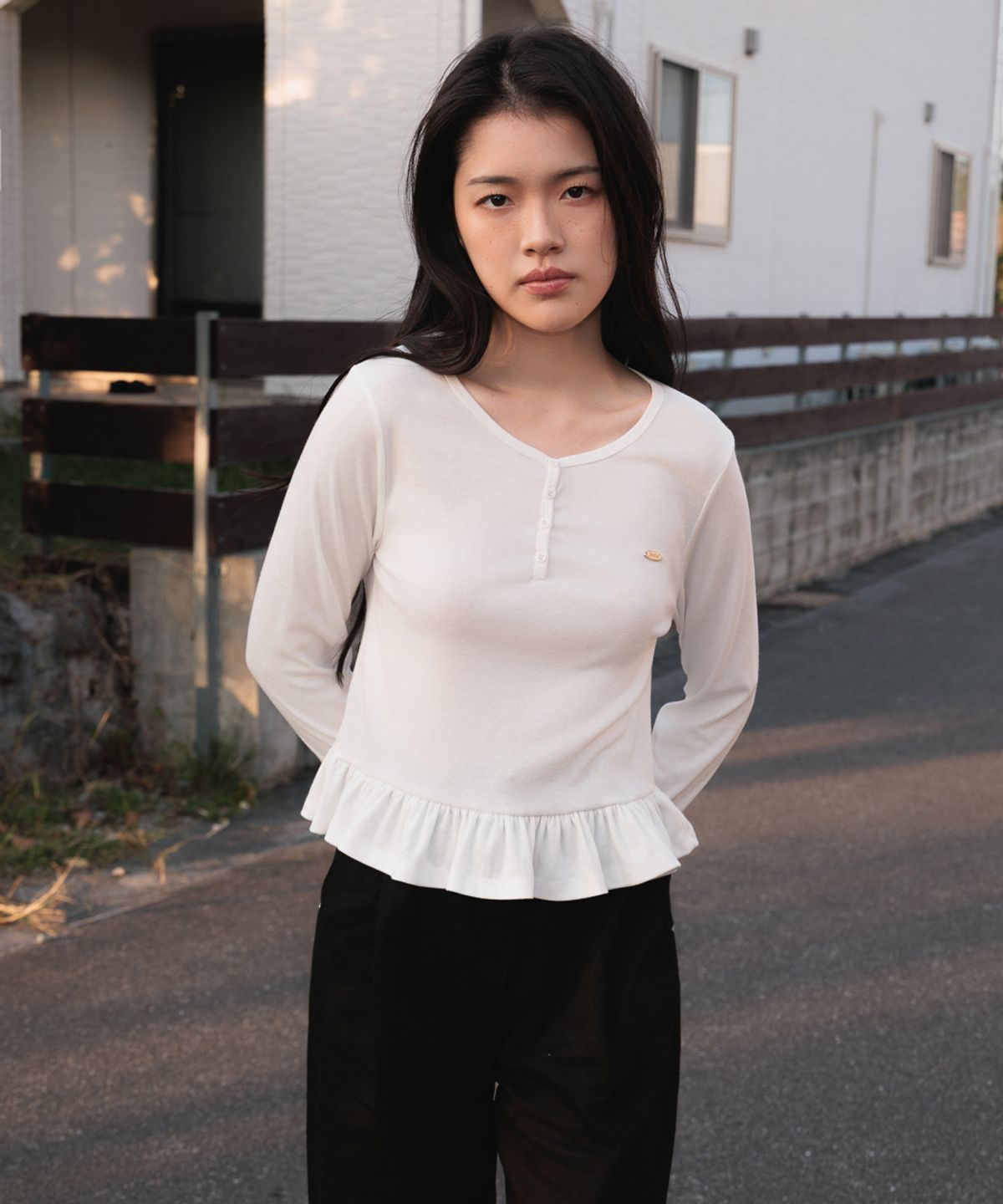 드헤베(DEHEVE) Frill Henley Neck Long Sleeve [Ivory]