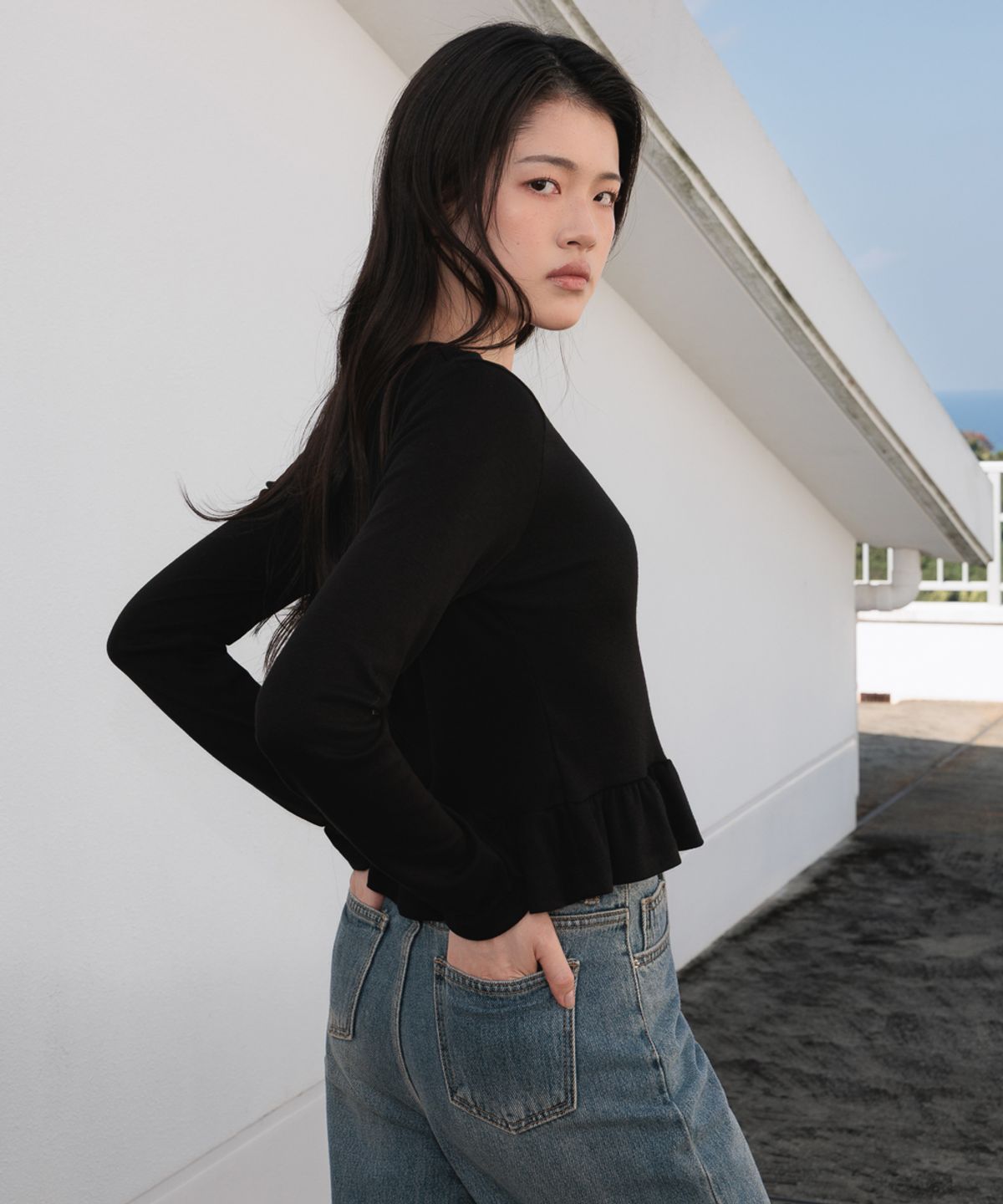 드헤베(DEHEVE) Frill Henley Neck Long Sleeve [Black]