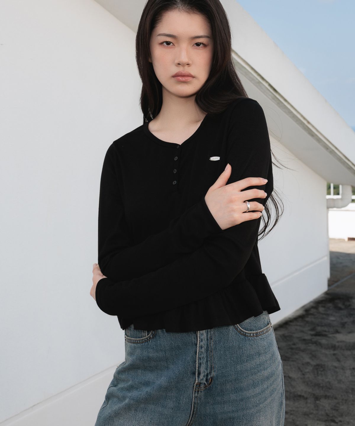 드헤베(DEHEVE) Frill Henley Neck Long Sleeve [Black]