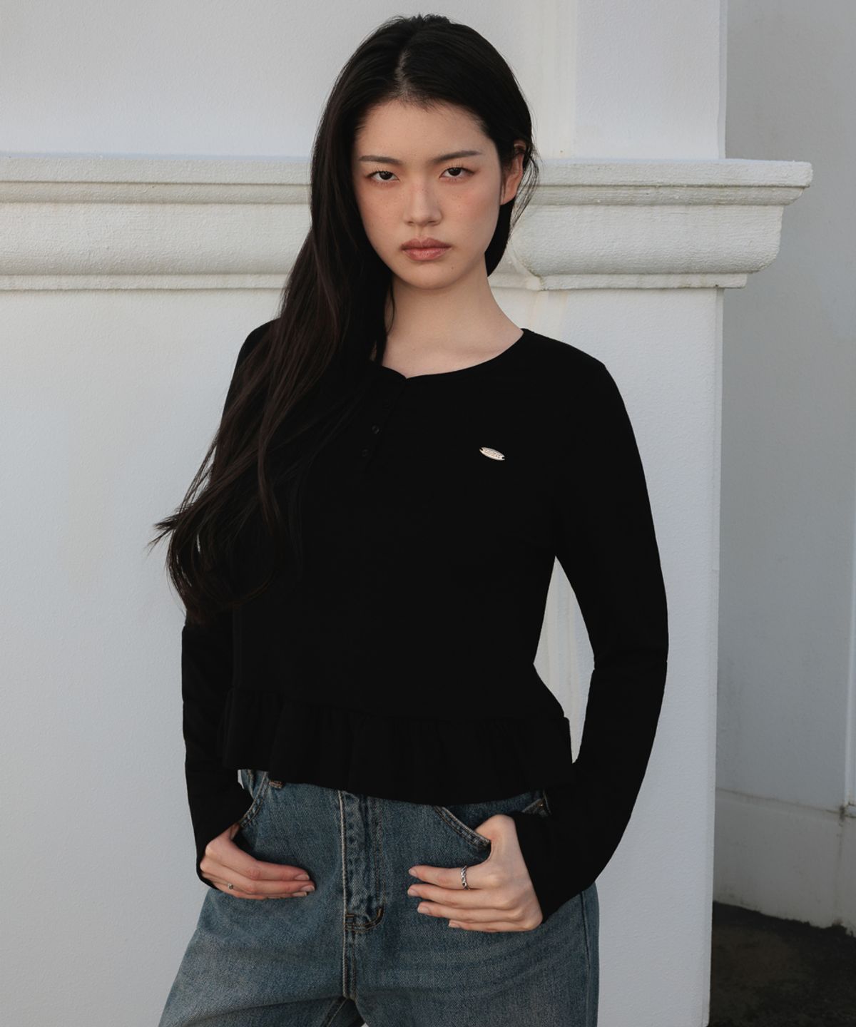 드헤베(DEHEVE) Frill Henley Neck Long Sleeve [Black]