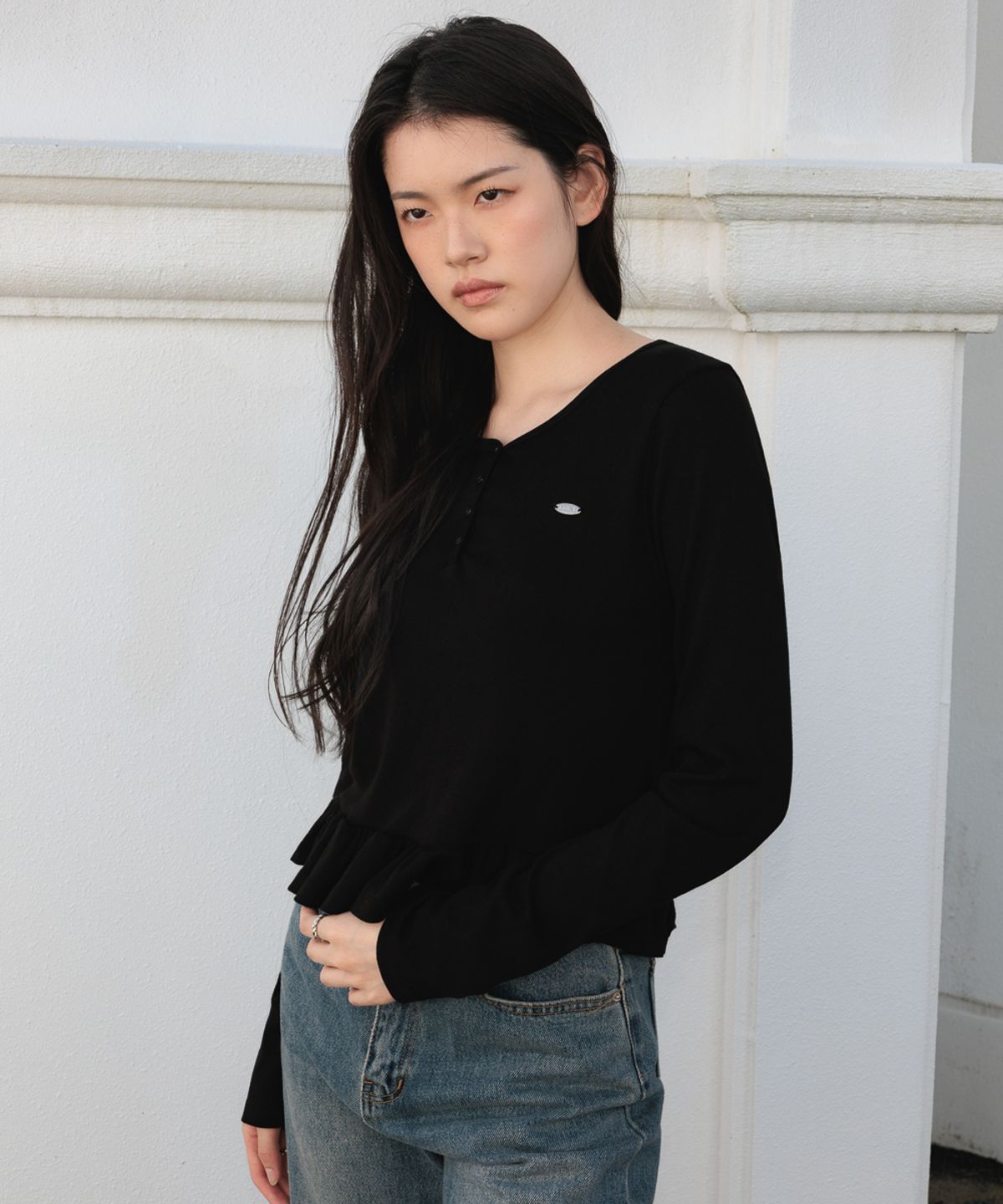 드헤베(DEHEVE) Frill Henley Neck Long Sleeve [Black]