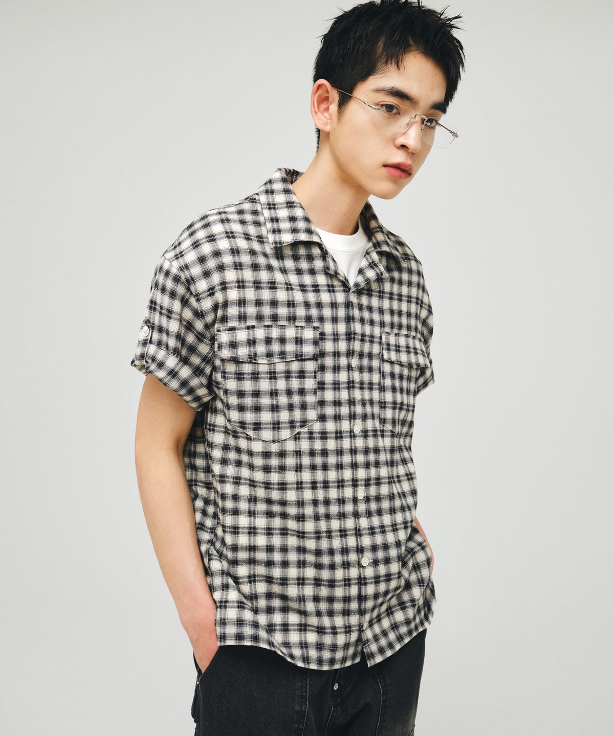 이코르(ECORR) 오픈카라 체크 반팔 셔츠_블랙