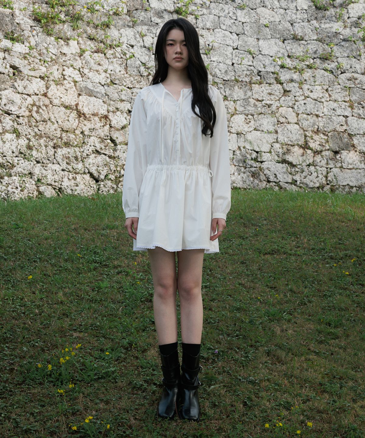 드헤베(DEHEVE) Button Shirring Mini Dress [Ivory]