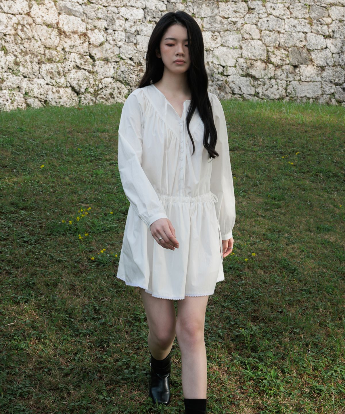 드헤베(DEHEVE) Button Shirring Mini Dress [Ivory]