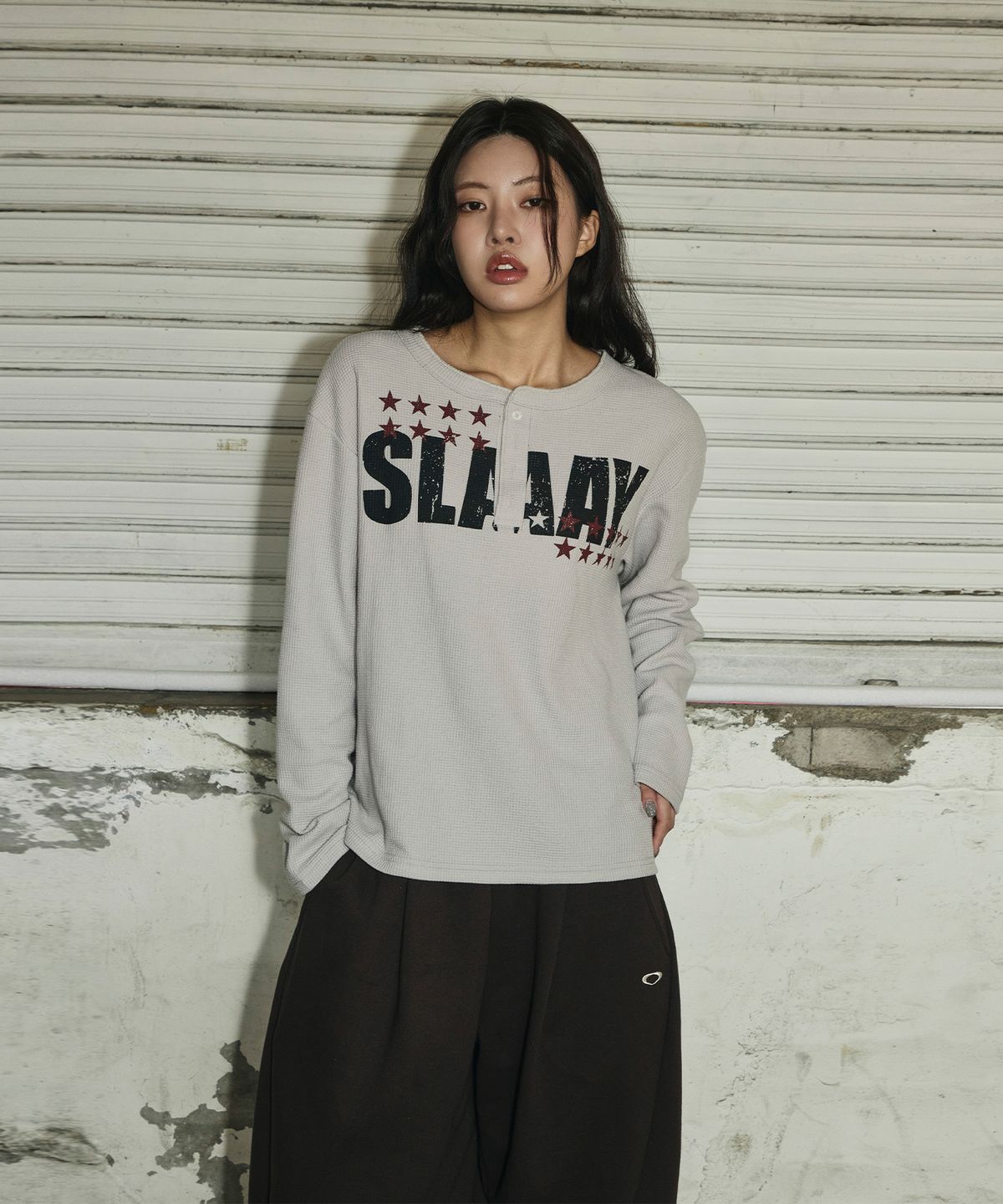 스켈리웩(SCALLYWAG) SLAAY 와플 헨리넥 롱 슬리브[모카]