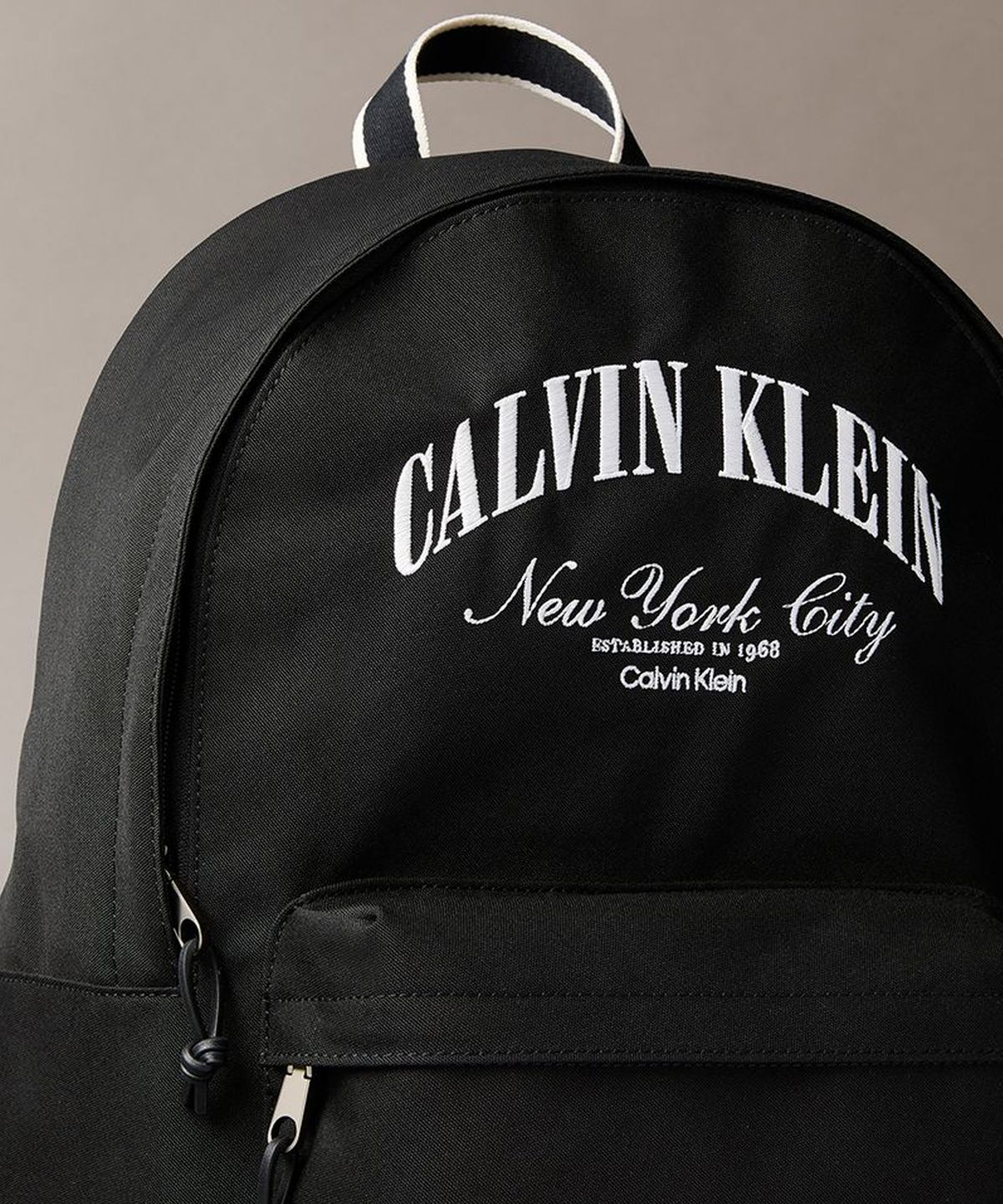 캘빈클라인 진(CALVIN KLEIN JEANS) 남녀공용 그래픽 라운드 백팩 4D3345G UB1