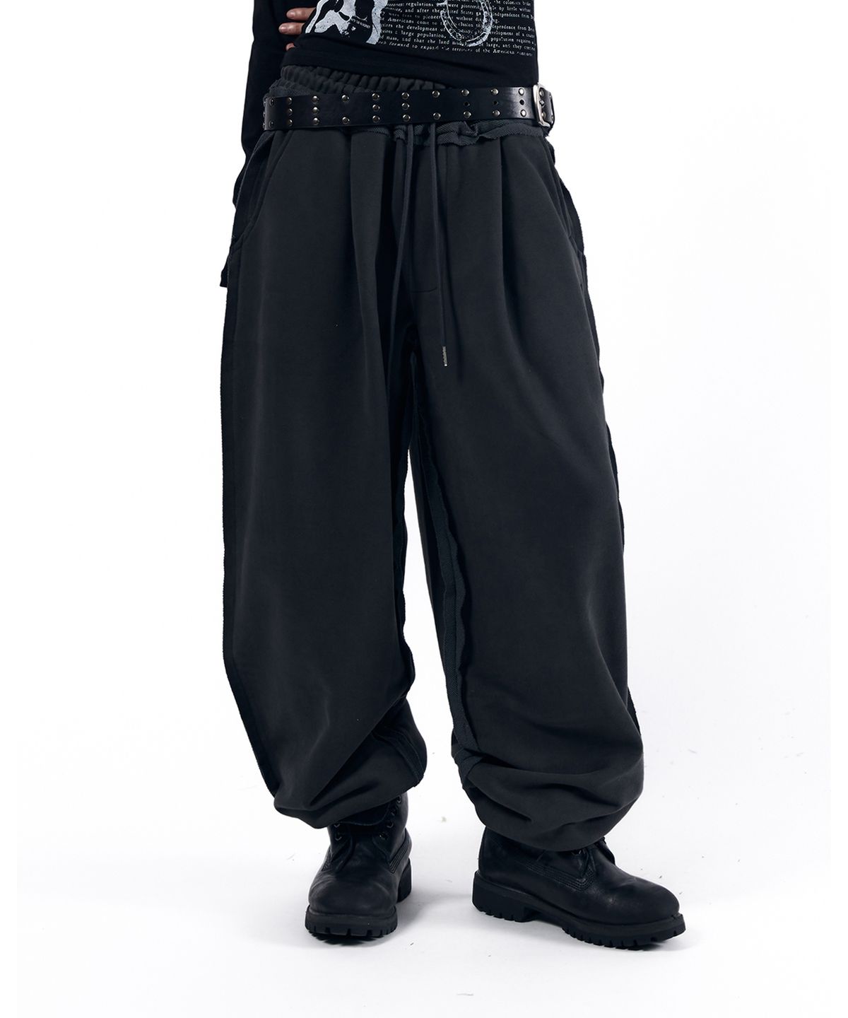 아캄(AAKAM) Side Damaged Sweatpants (Dark Gray)