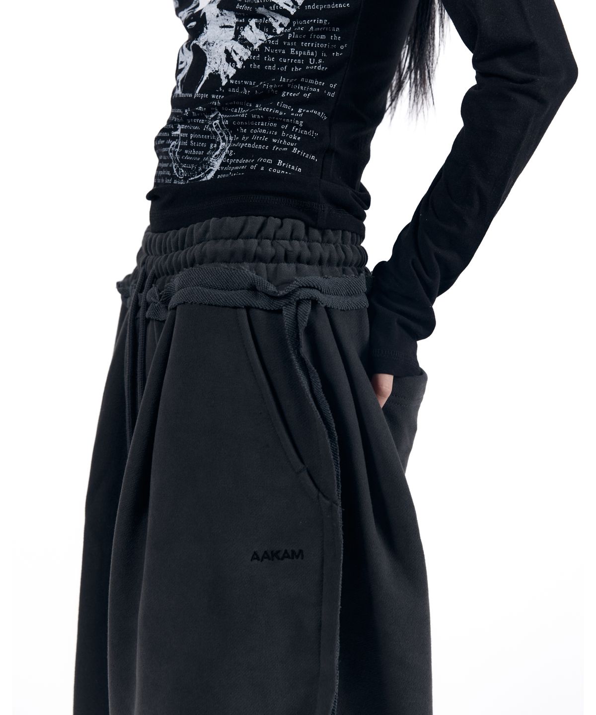 아캄(AAKAM) Side Damaged Sweatpants (Dark Gray)