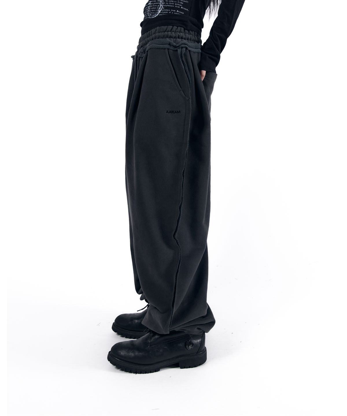 아캄(AAKAM) Side Damaged Sweatpants (Dark Gray)