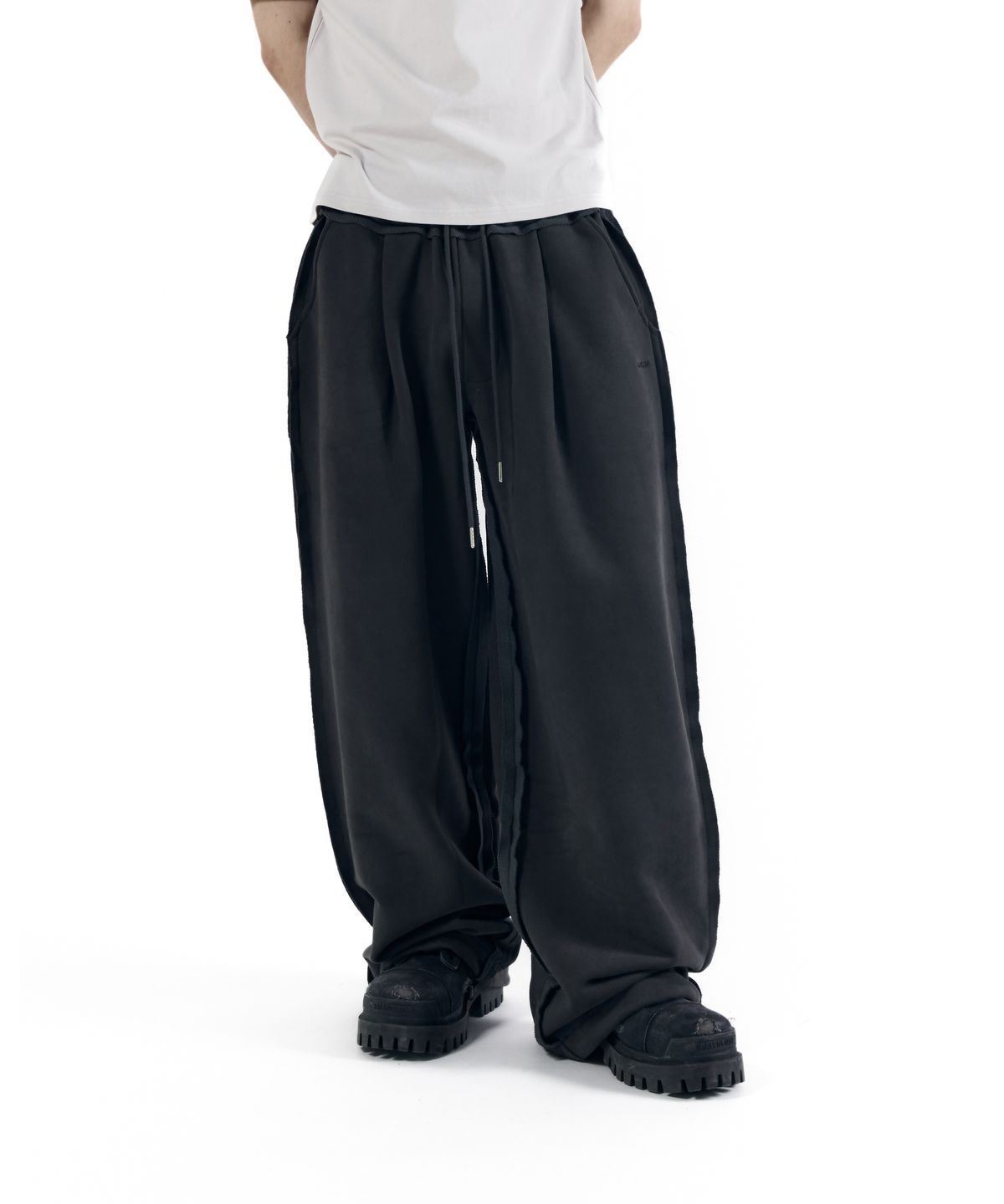 아캄(AAKAM) Side Damaged Sweatpants (Dark Gray)