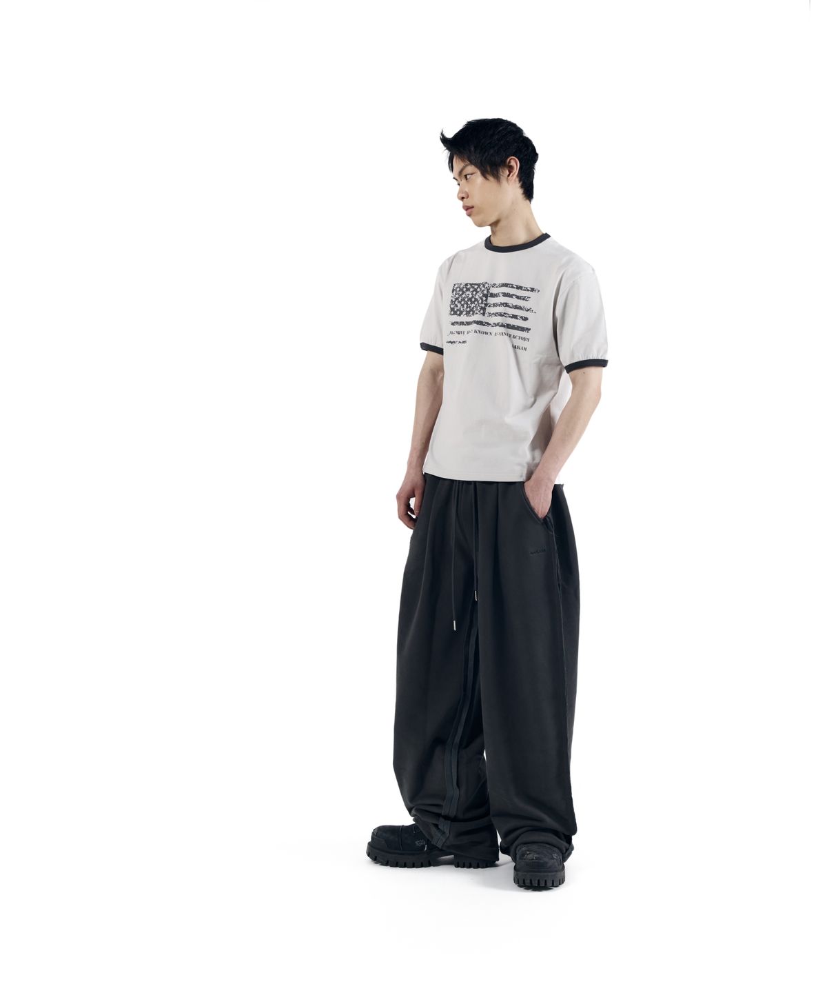 아캄(AAKAM) Side Damaged Sweatpants (Dark Gray)