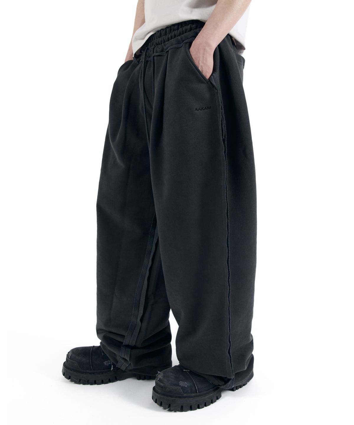 아캄(AAKAM) Side Damaged Sweatpants (Dark Gray)