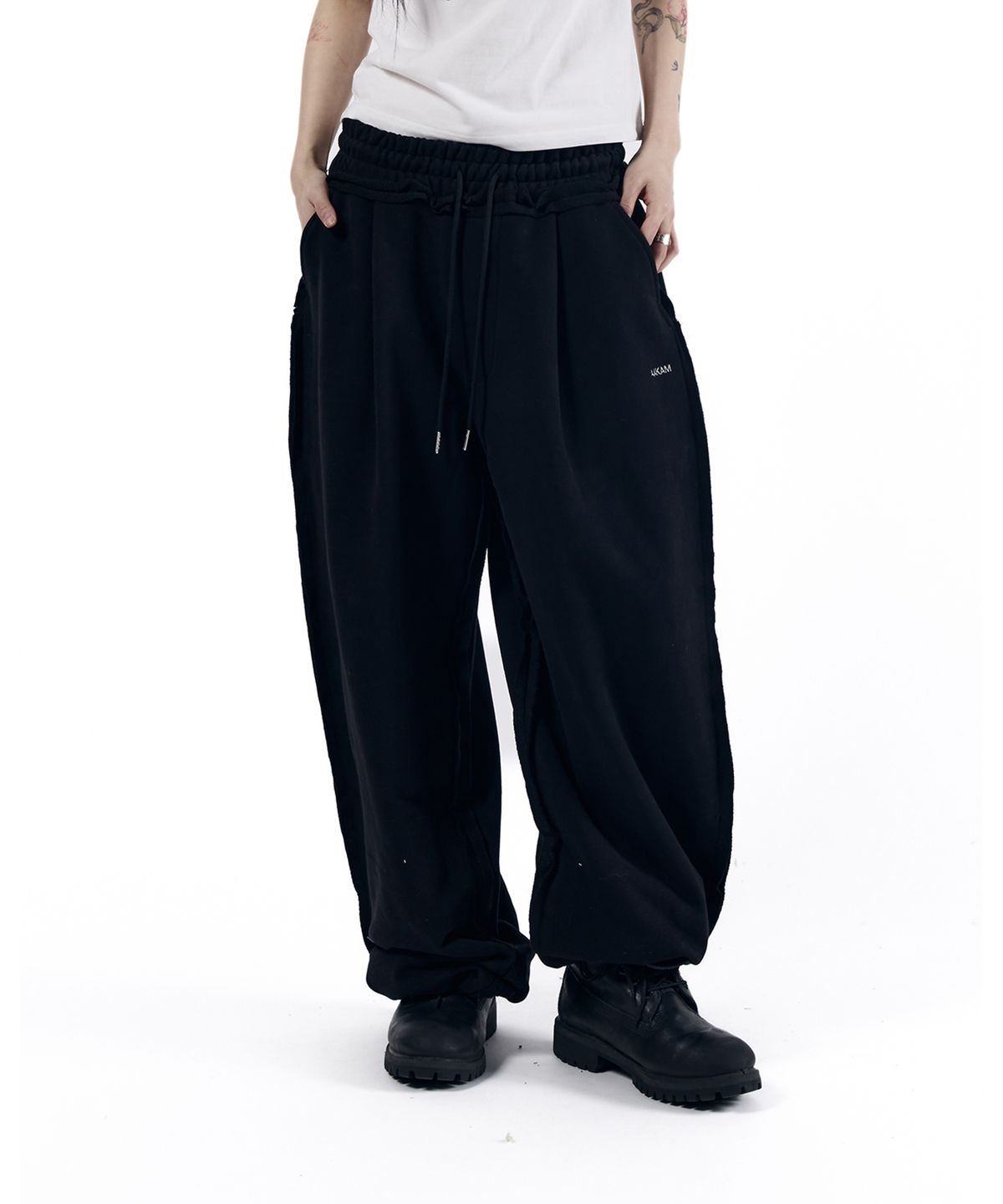 아캄(AAKAM) Side Damaged Sweatpants (Black)
