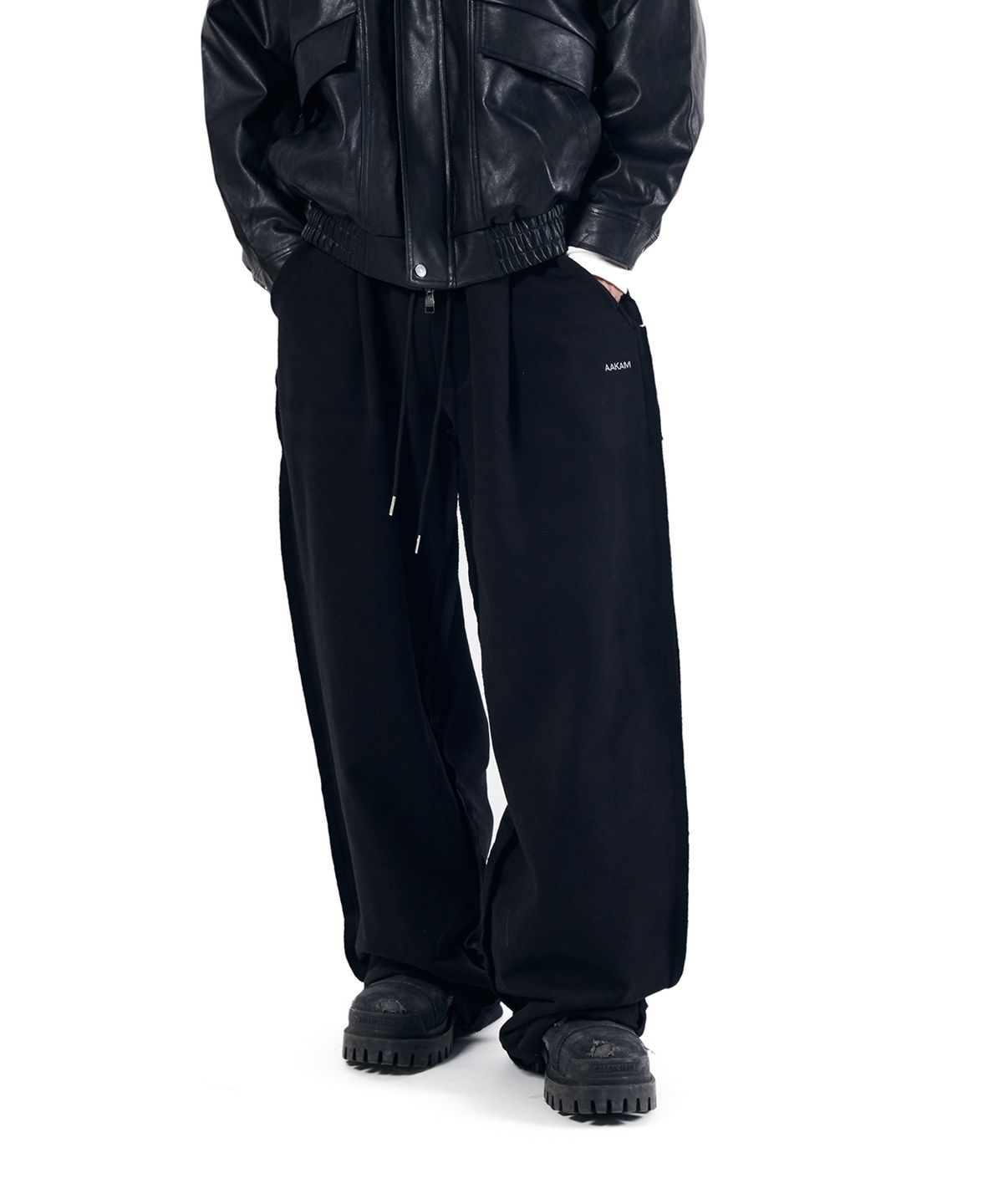 아캄(AAKAM) Side Damaged Sweatpants (Black)