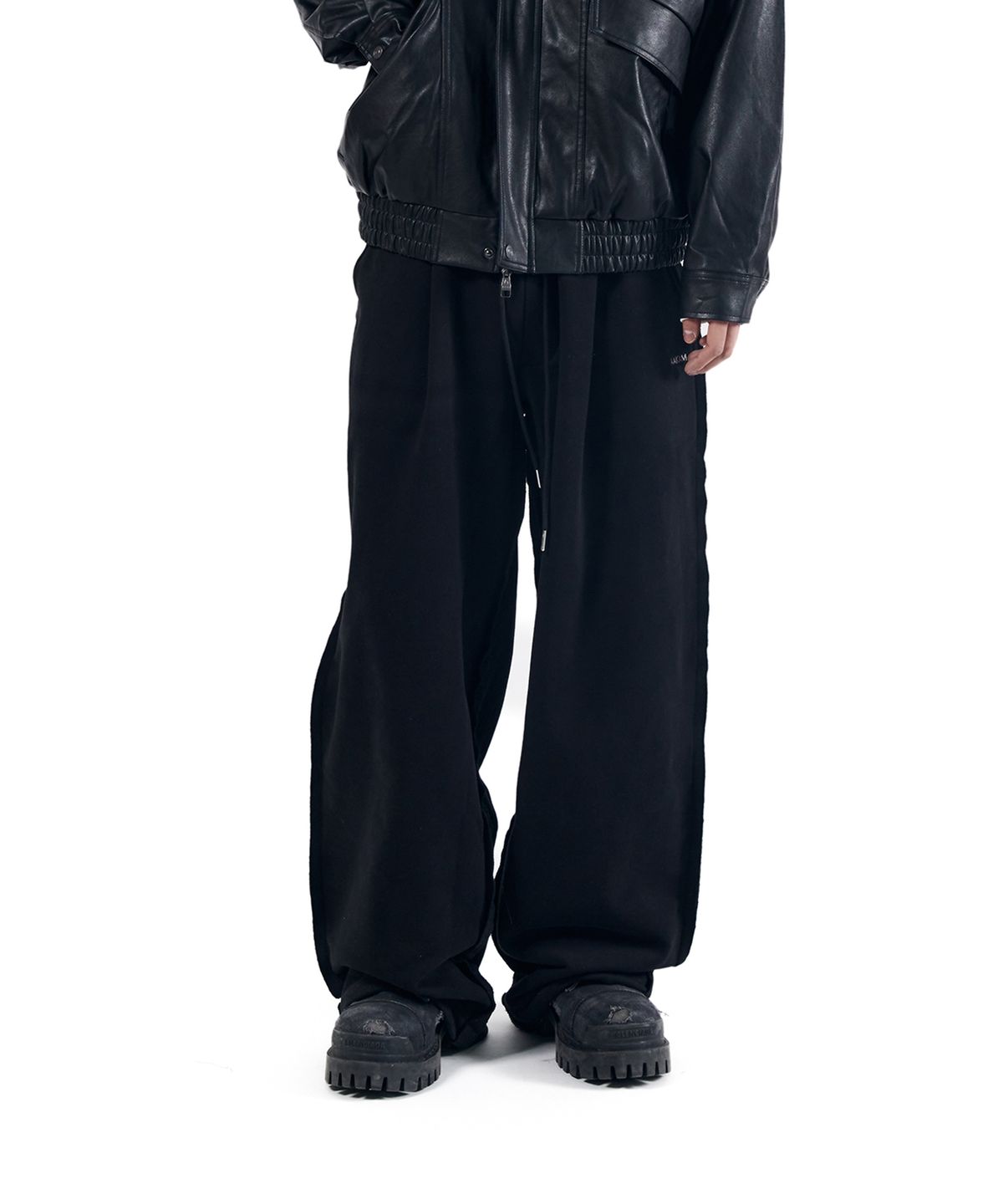 아캄(AAKAM) Side Damaged Sweatpants (Black)