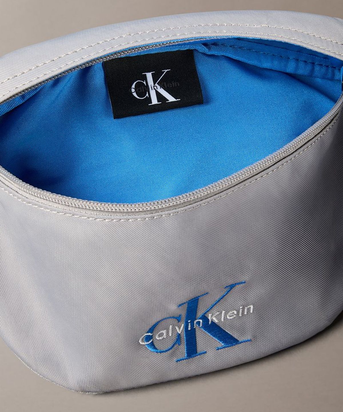 캘빈클라인 진(CALVIN KLEIN JEANS) 볼드 로고 나일론 슬링 4D3116G PBB