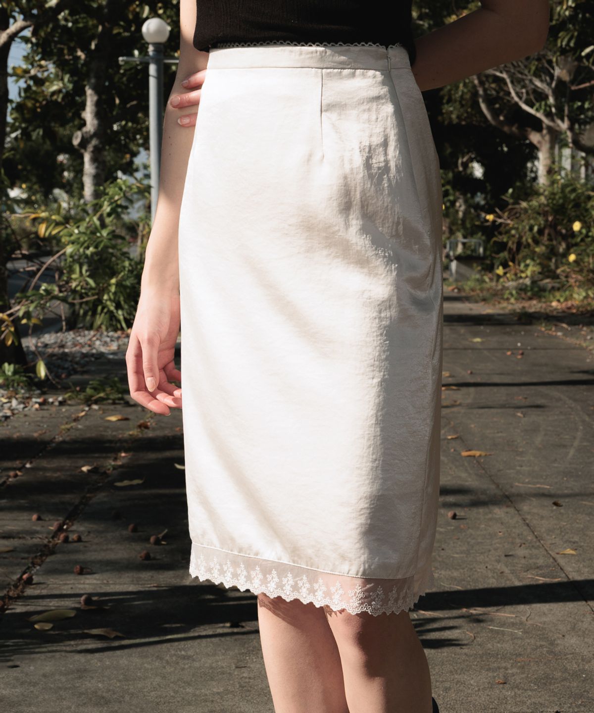 드헤베(DEHEVE) Glossy Lace Skirt [Ivory]