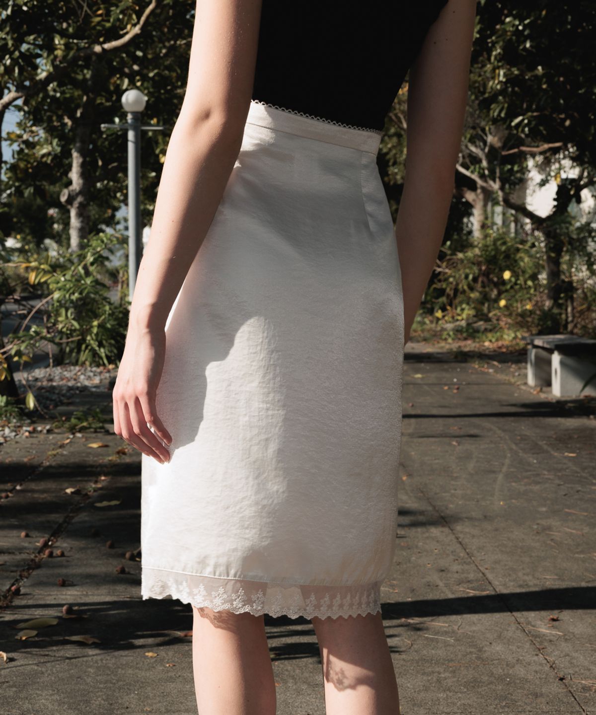 드헤베(DEHEVE) Glossy Lace Skirt [Ivory]