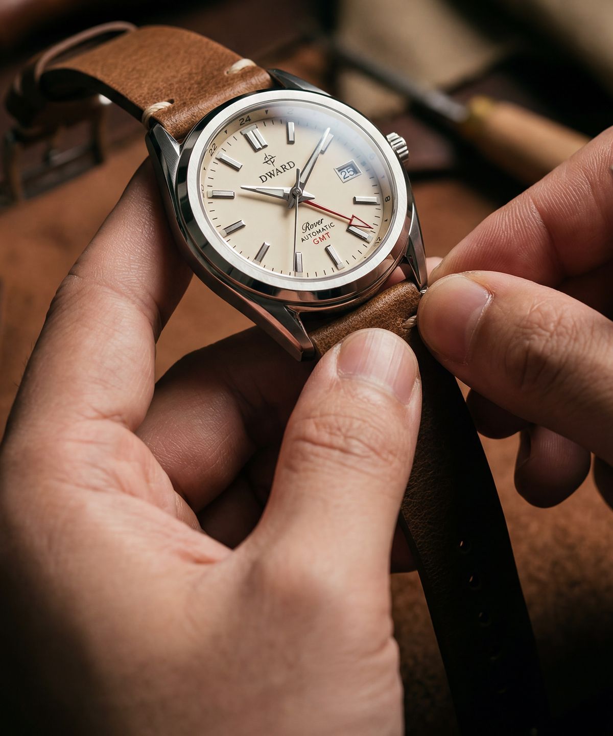디워드(DWARD) DW-308 GMT ROVER Ivory Moon 남자 메탈 오토매틱 손목 시계