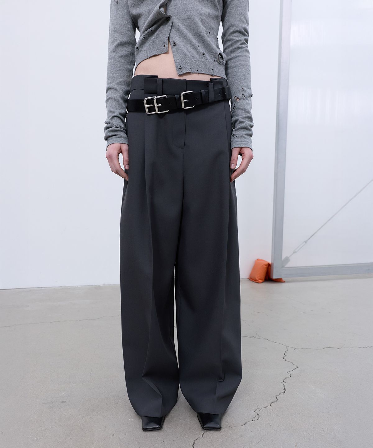 엘씨디씨티엠(LCDC™) BACK-PLEATED WIDE PANTS (GREY)