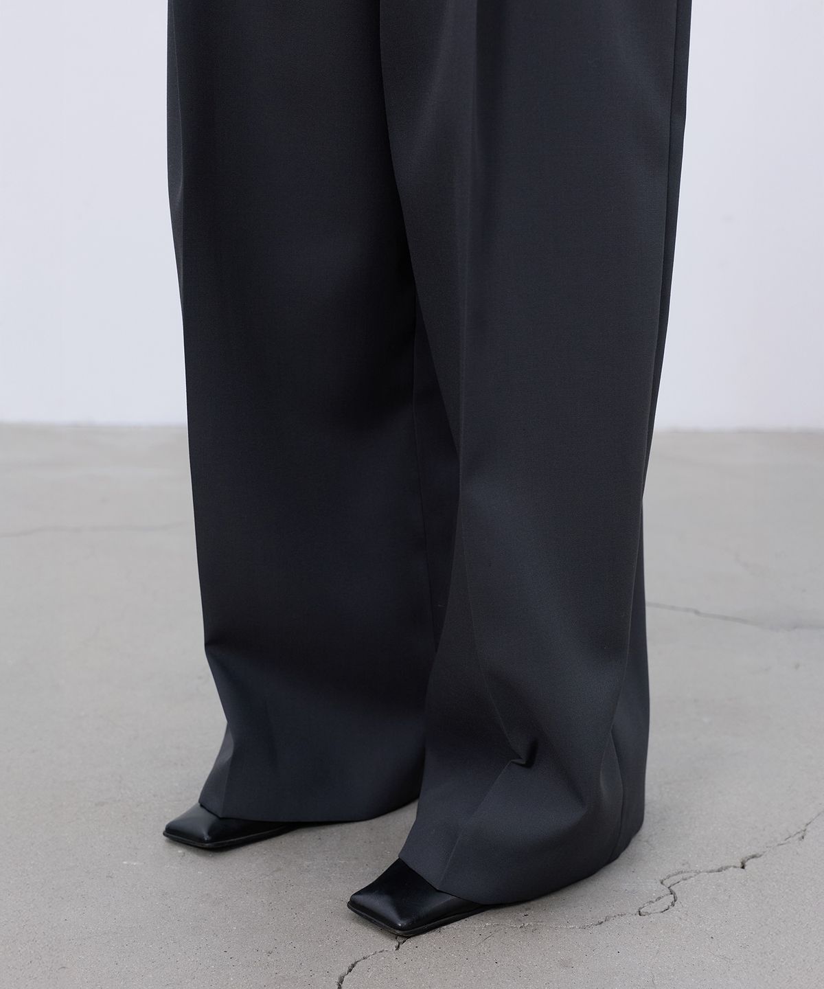 엘씨디씨티엠(LCDC™) BACK-PLEATED WIDE PANTS (GREY)