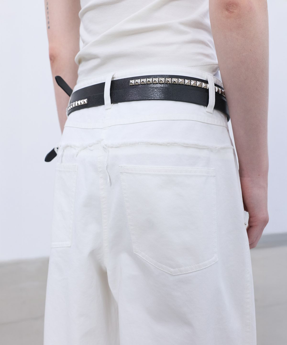 엘씨디씨티엠(LCDC™) FRAYED LINE DETAIL PANTS (WHITE)