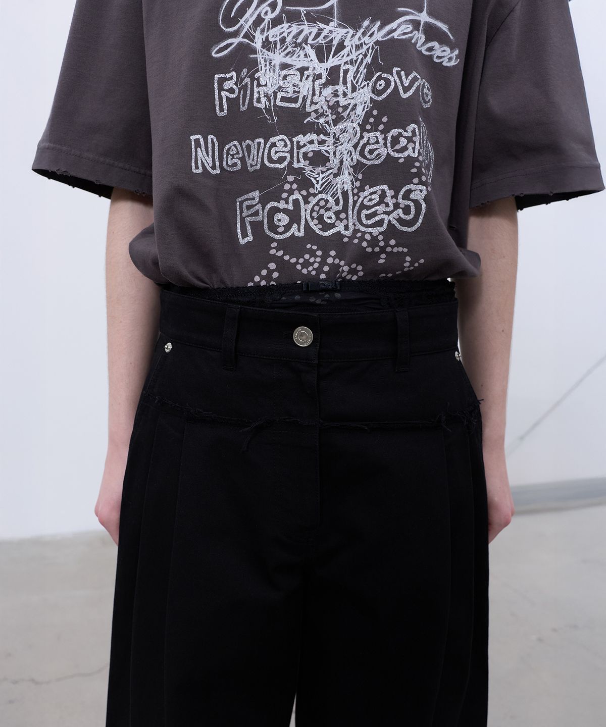 엘씨디씨티엠(LCDC™) FRAYED LINE DETAIL PANTS (BLACK)