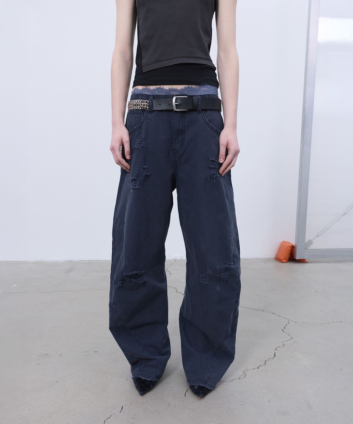 엘씨디씨티엠(LCDC™) DISTRESSED CURVED PANTS (DARK NAVY)