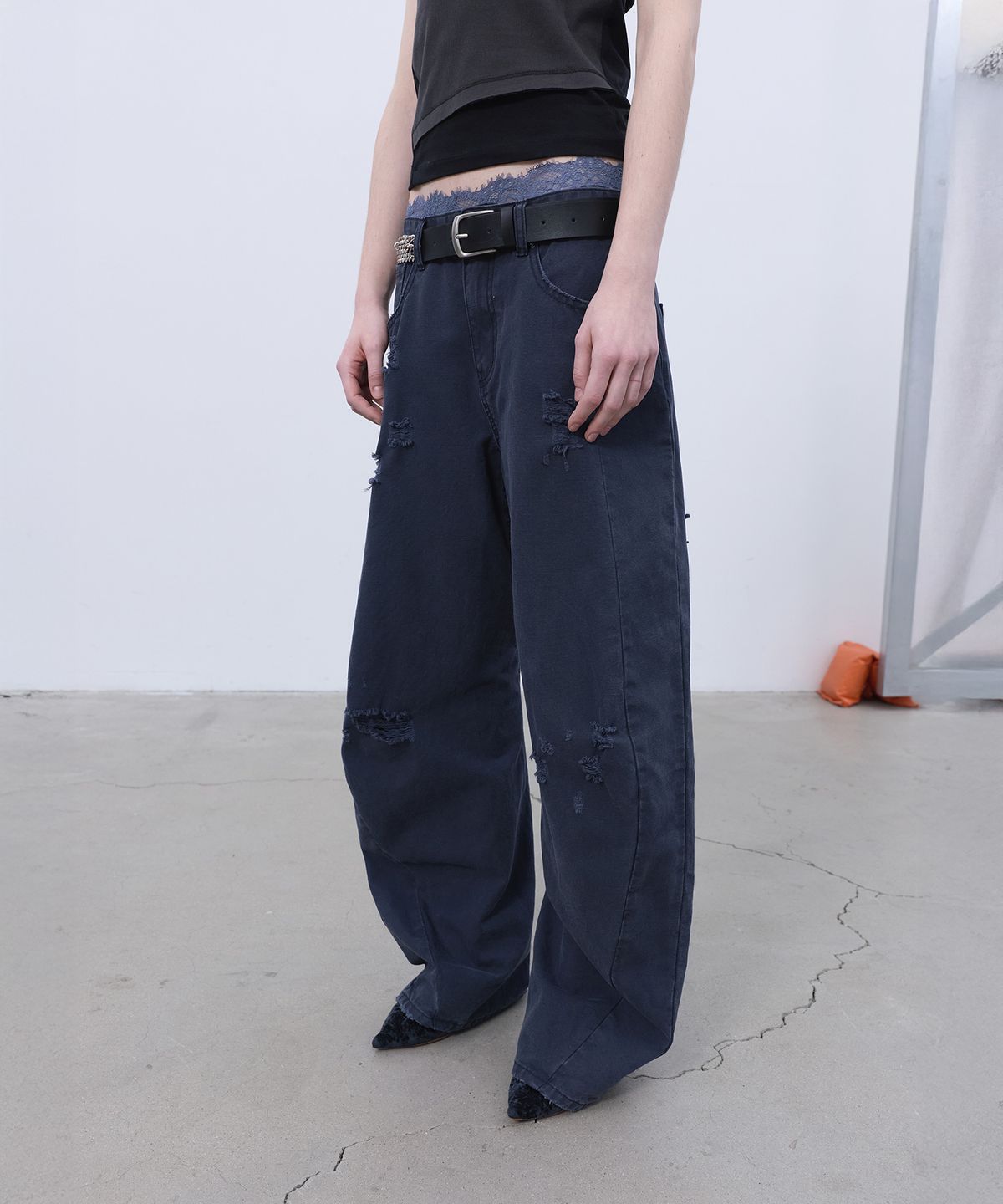 엘씨디씨티엠(LCDC™) DISTRESSED CURVED PANTS (DARK NAVY)