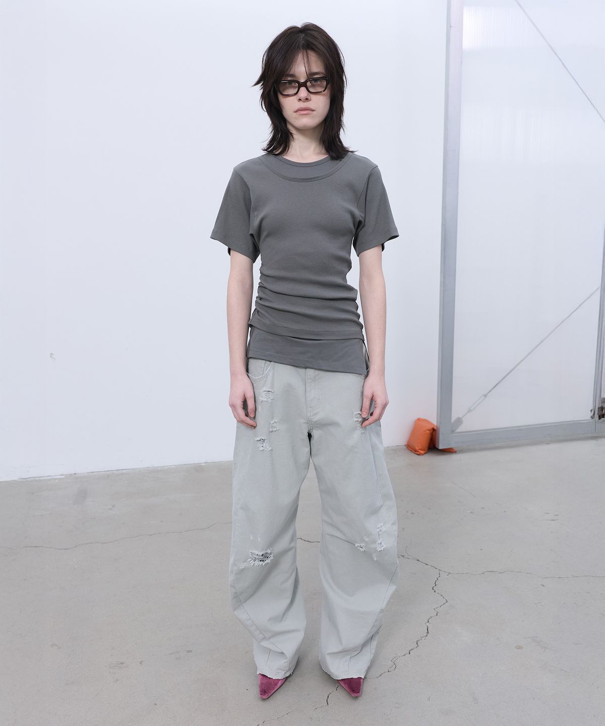 엘씨디씨티엠(LCDC™) DISTRESSED CURVED PANTS (LIGHT GREY)