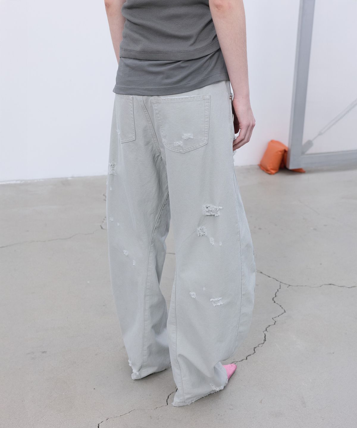 엘씨디씨티엠(LCDC™) DISTRESSED CURVED PANTS (LIGHT GREY)