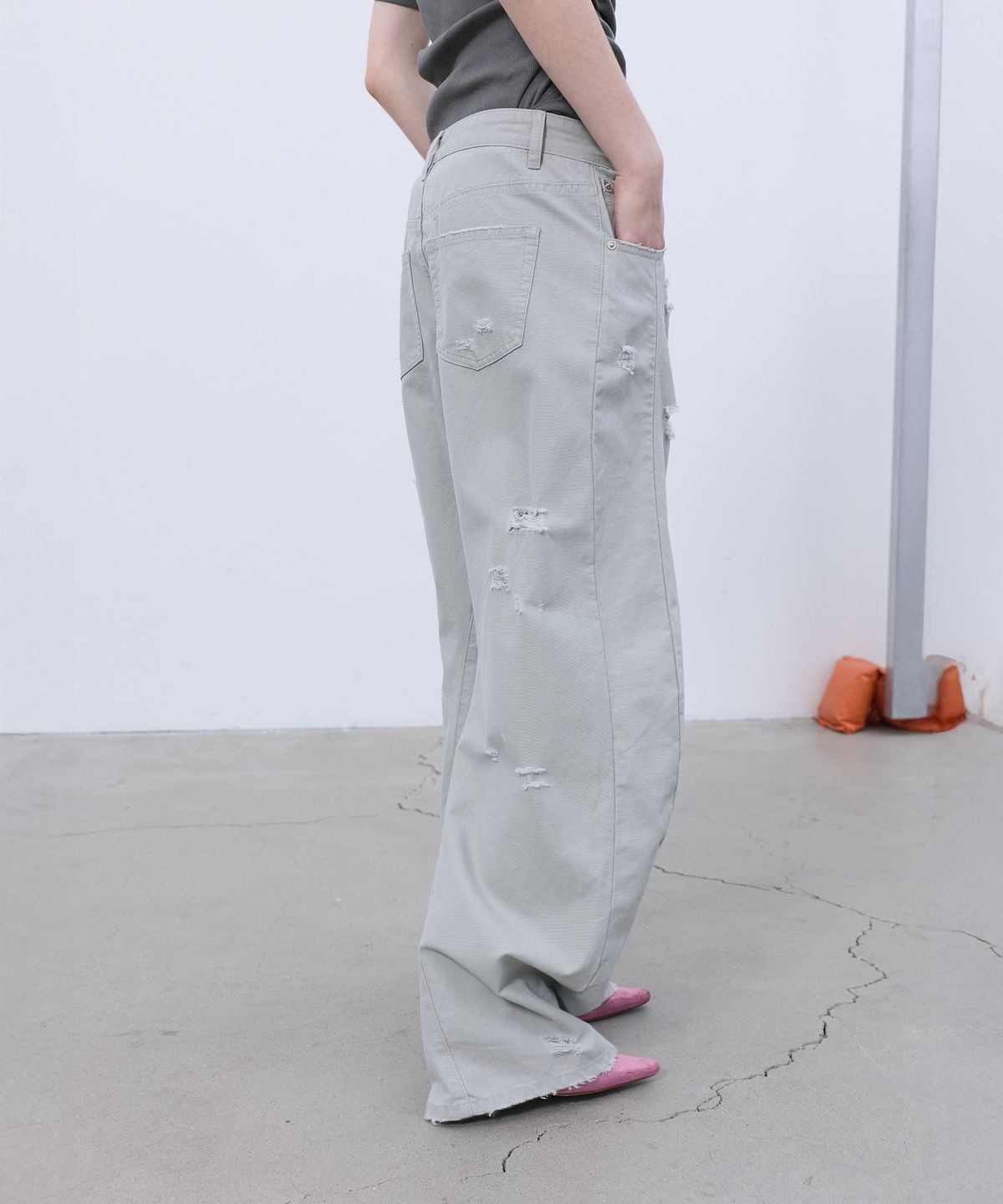 엘씨디씨티엠(LCDC™) DISTRESSED CURVED PANTS (LIGHT GREY)
