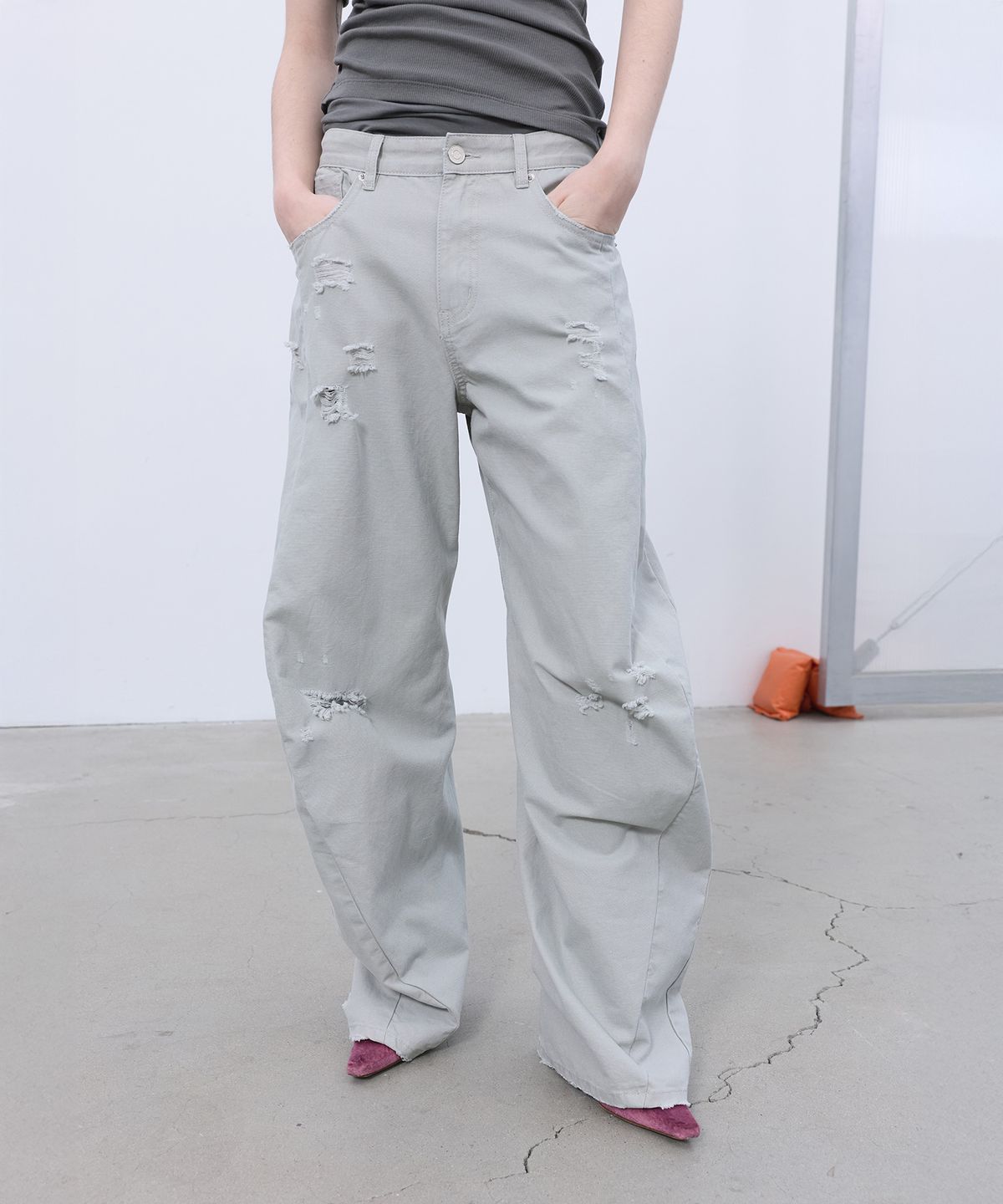 엘씨디씨티엠(LCDC™) DISTRESSED CURVED PANTS (LIGHT GREY)