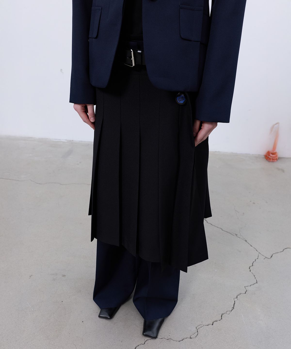 엘씨디씨티엠(LCDC™) ASYMMETRIC PLEATED SKIRT (BLACK)