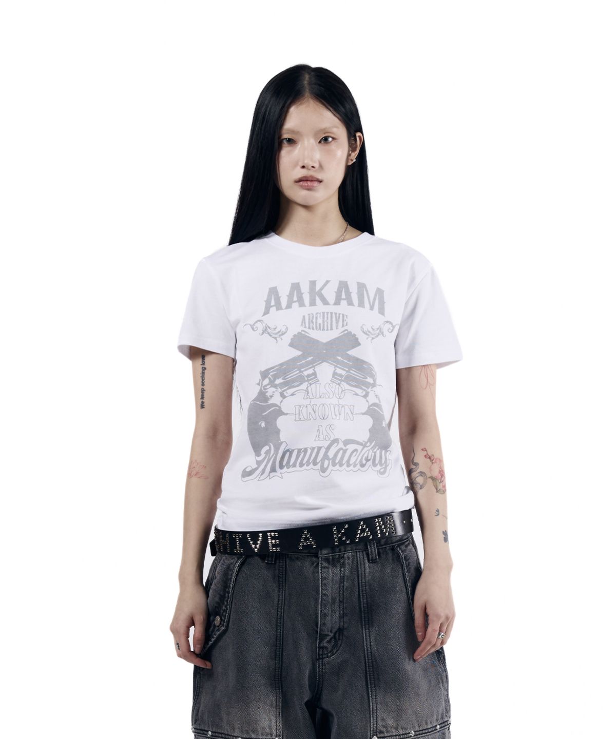 아캄(AAKAM) Gun Lettering Half Top (White)