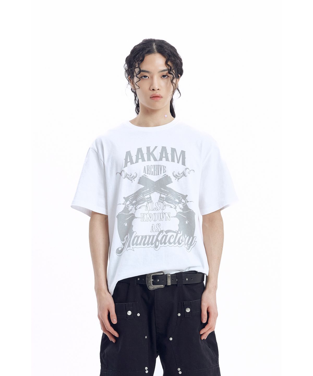 아캄(AAKAM) Gun Lettering Half Top (White)