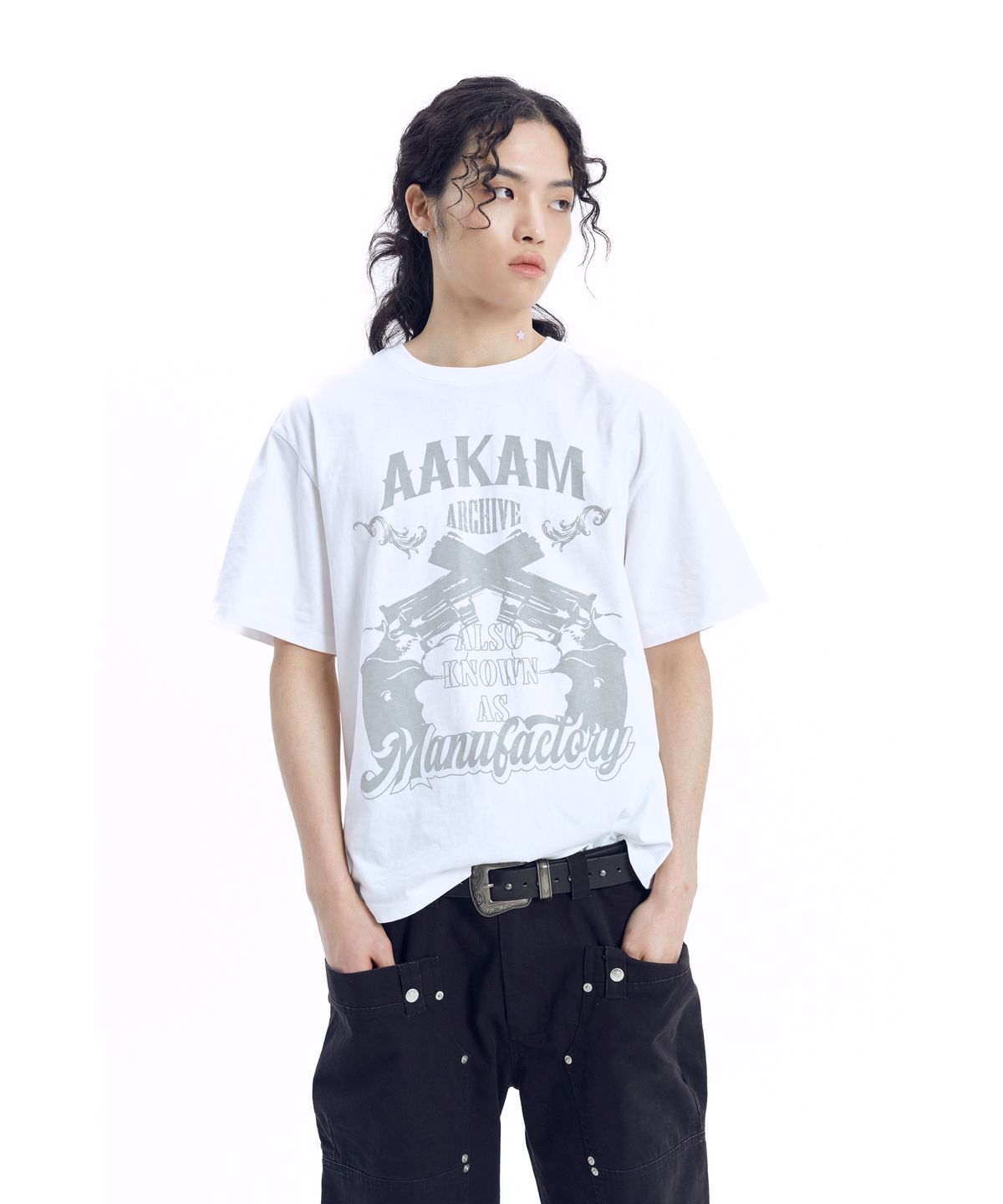 아캄(AAKAM) Gun Lettering Half Top (White)