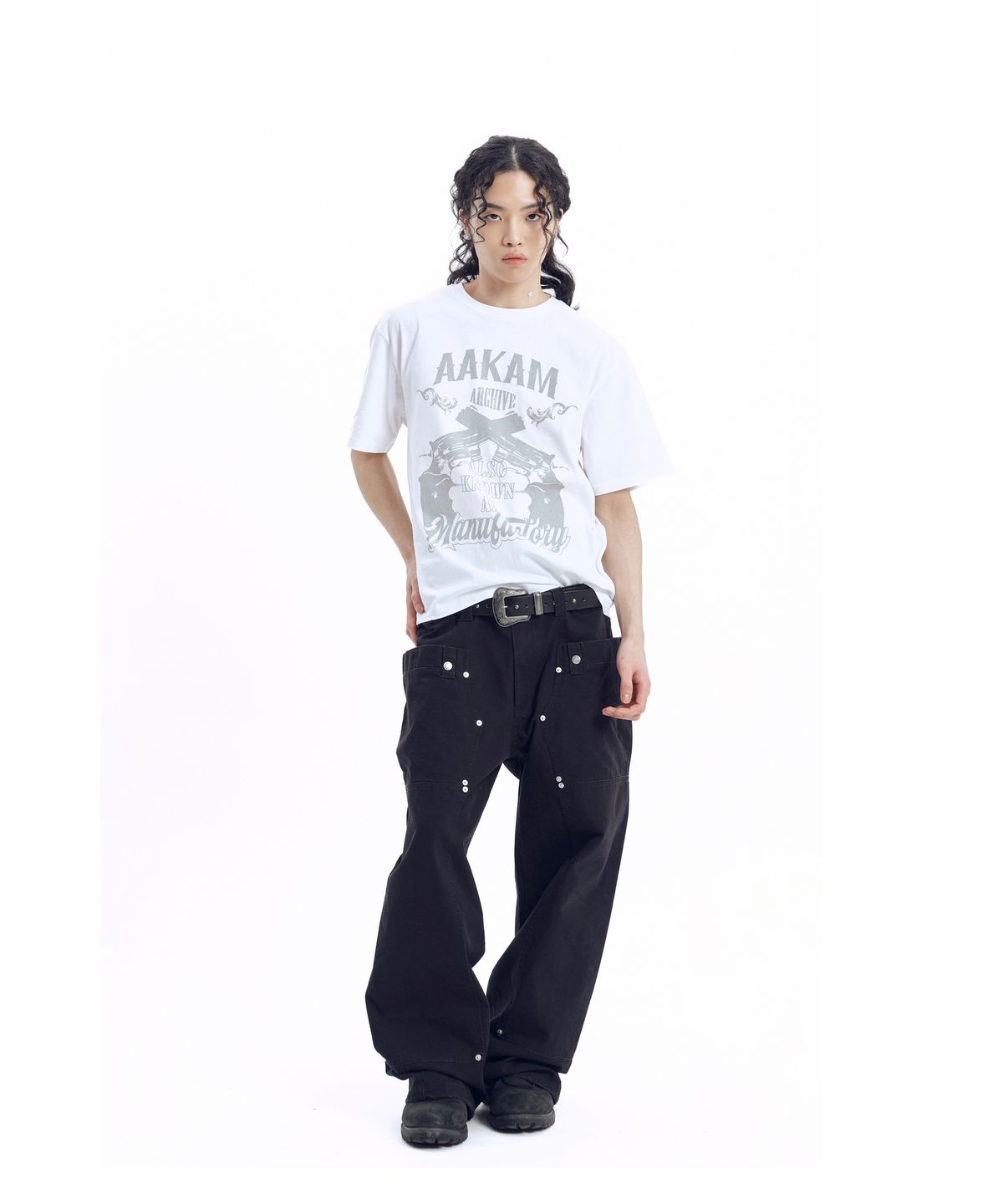 아캄(AAKAM) Gun Lettering Half Top (White)