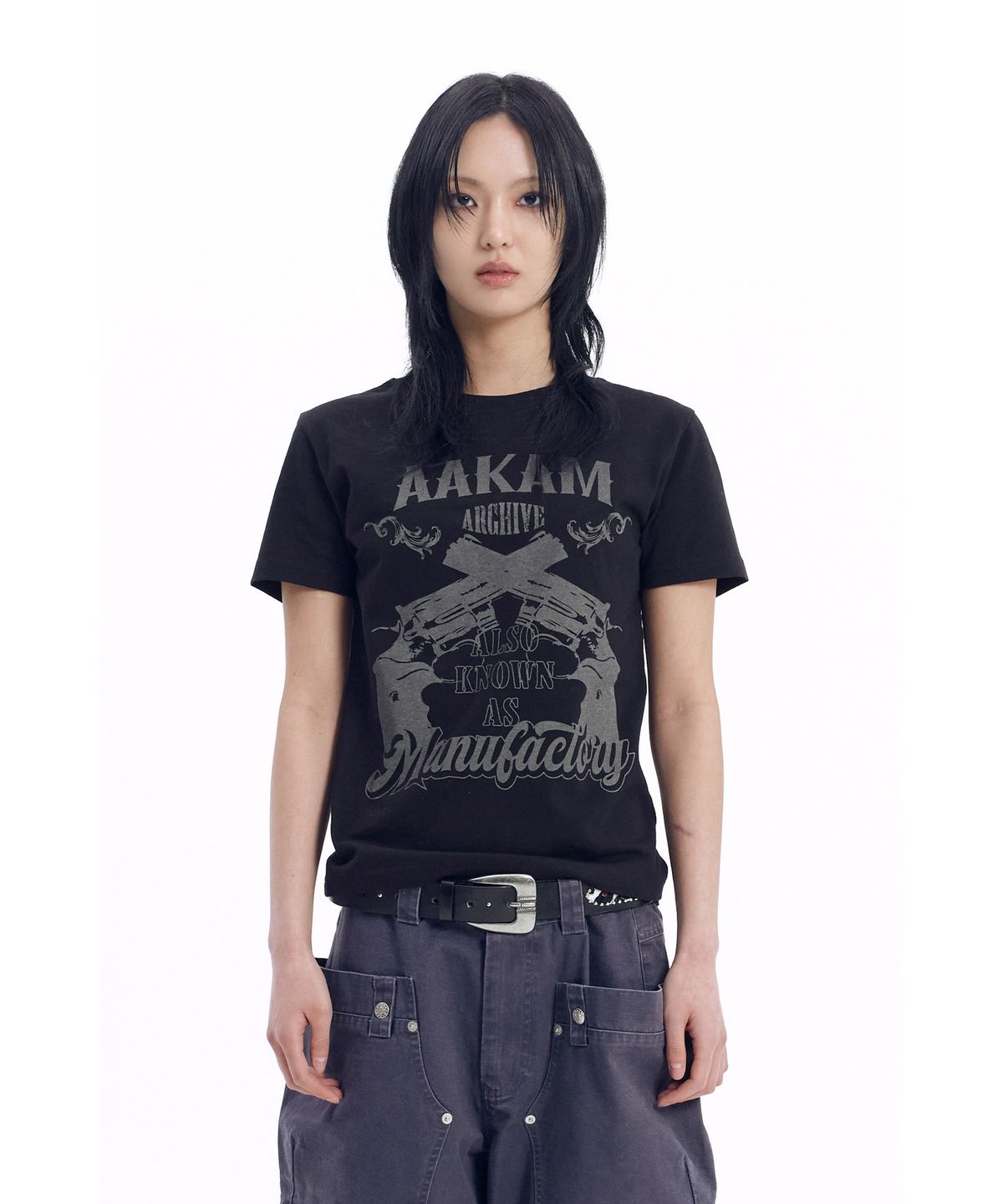 아캄(AAKAM) Gun Lettering Half Top (Black)