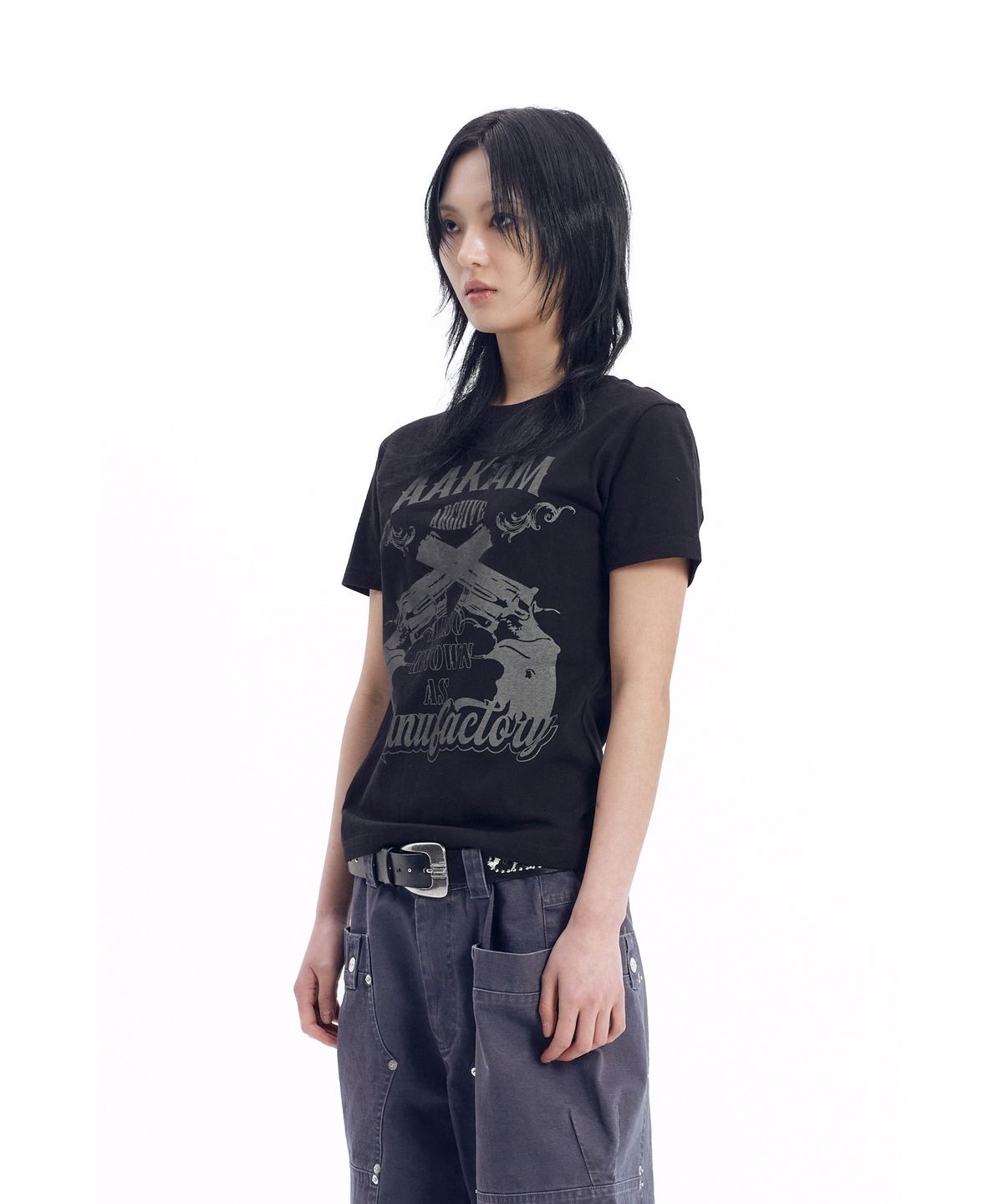 아캄(AAKAM) Gun Lettering Half Top (Black)