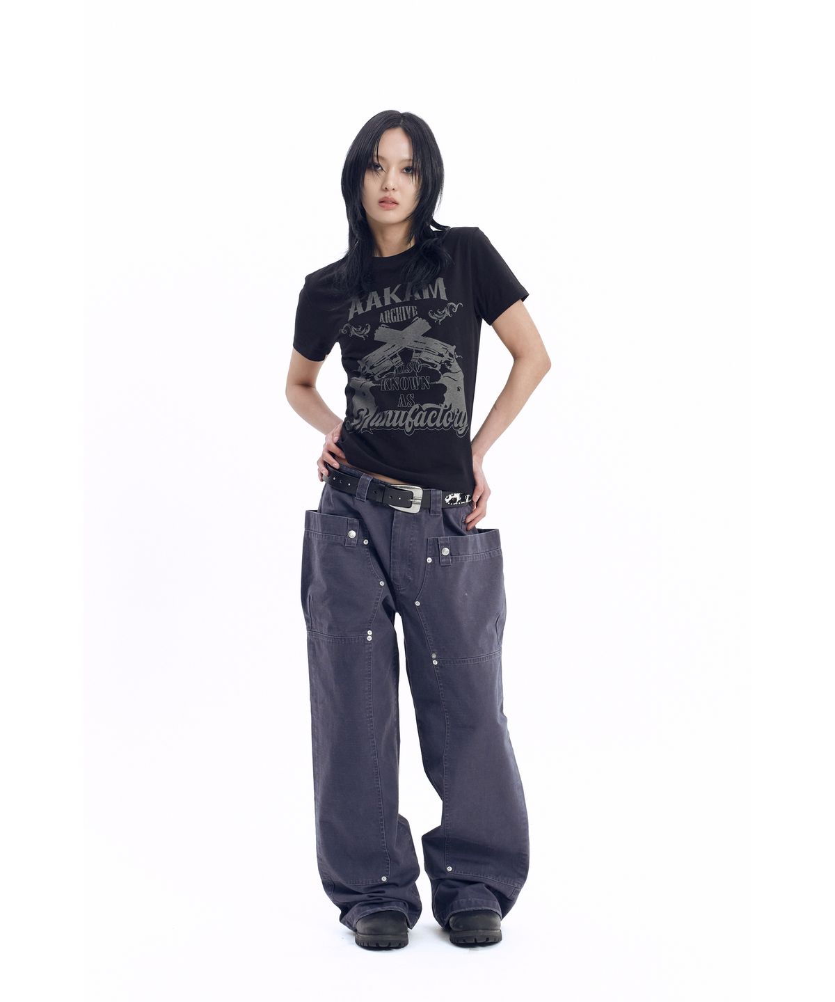 아캄(AAKAM) Gun Lettering Half Top (Black)